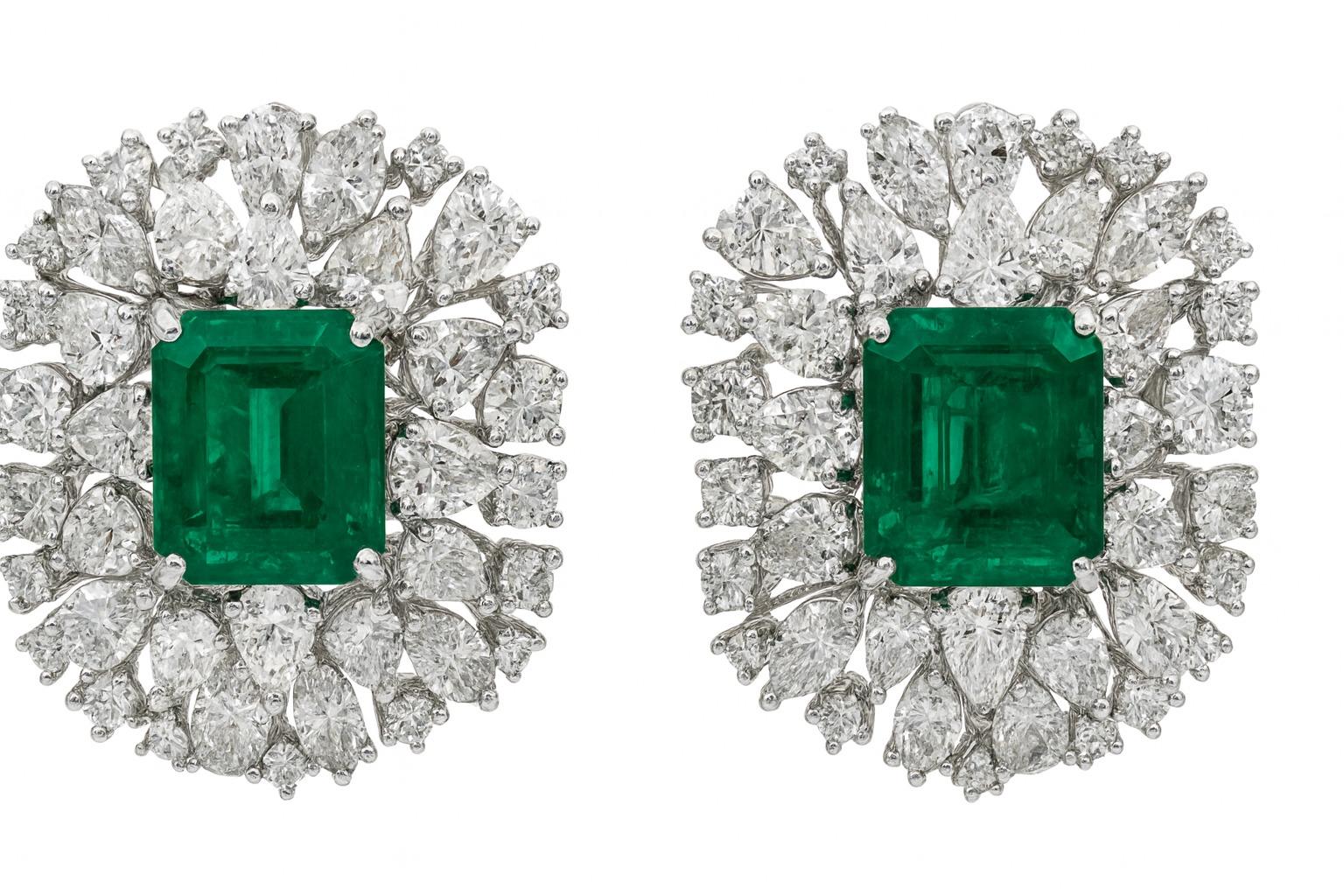Taglio smeraldo Orecchini a clip d'epoca in oro bianco con diamante e smeraldo da 14 carati in vendita