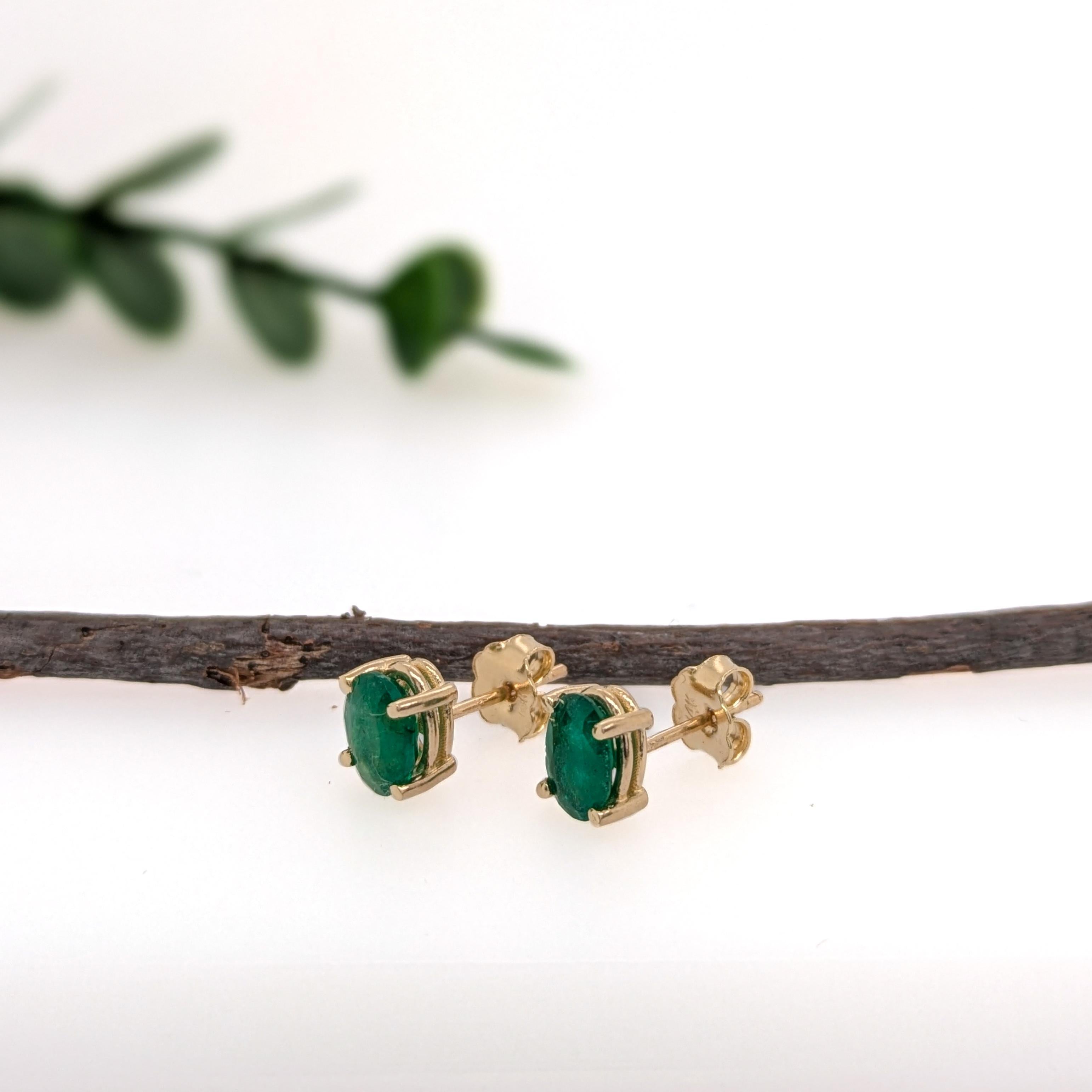 Aggiungi un tocco di eleganza senza tempo con queste borchie solitarie con smeraldo di taglio ovale da 1,4 carati. Incastonata in solido oro giallo 14K, ogni gemma di 7x5mm abbaglia con vibranti tonalità verdi e un fascino classico, perfetto per