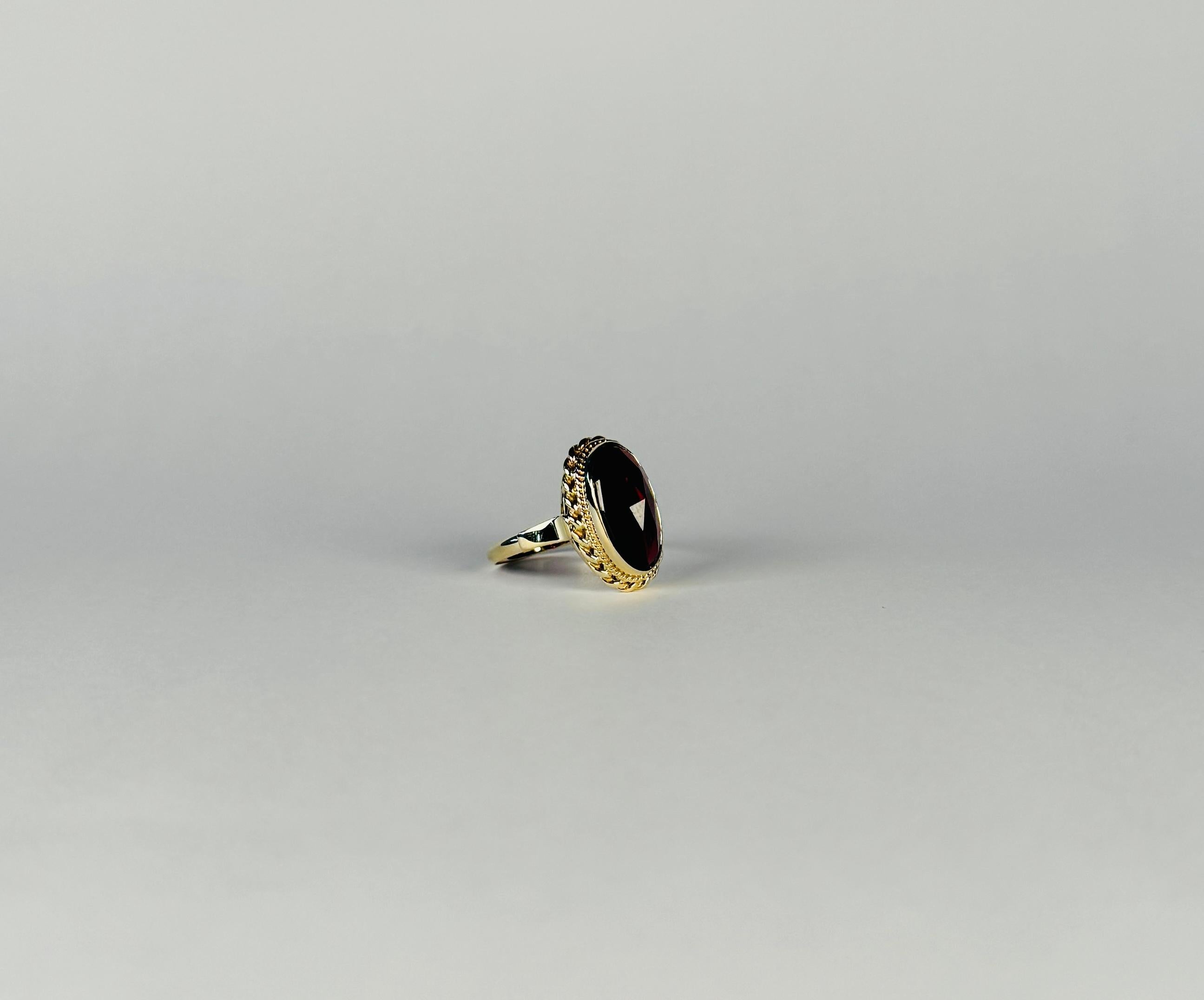 14 carat gold ring with a beautiful faceted garnet  For Sale 5