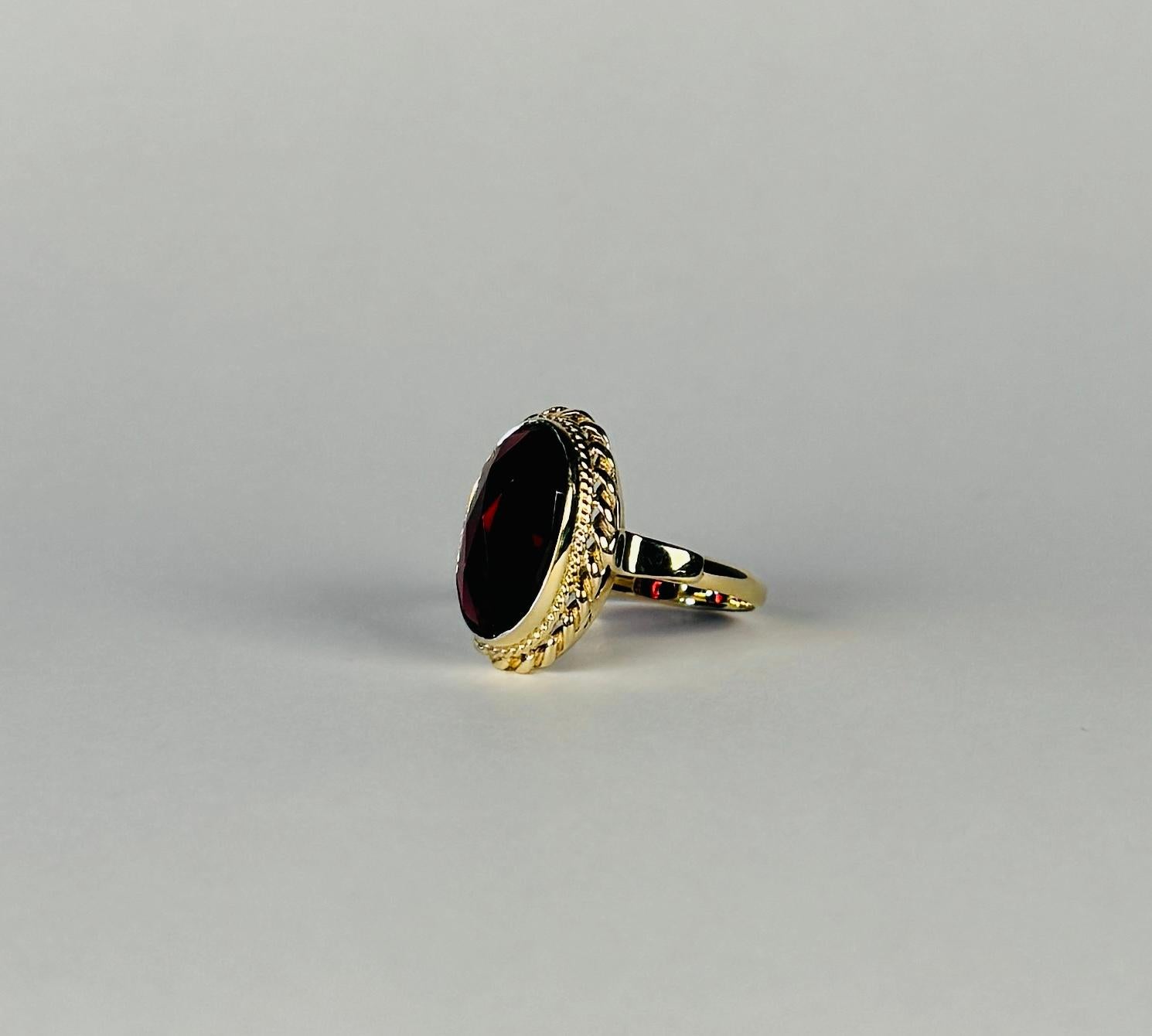 Bague en or jaune 14 carats avec grenat ovale facetté de 4,66 carats, poinçonnée  avec feuille d'Oak Oak Bon état à Heemstede, NL