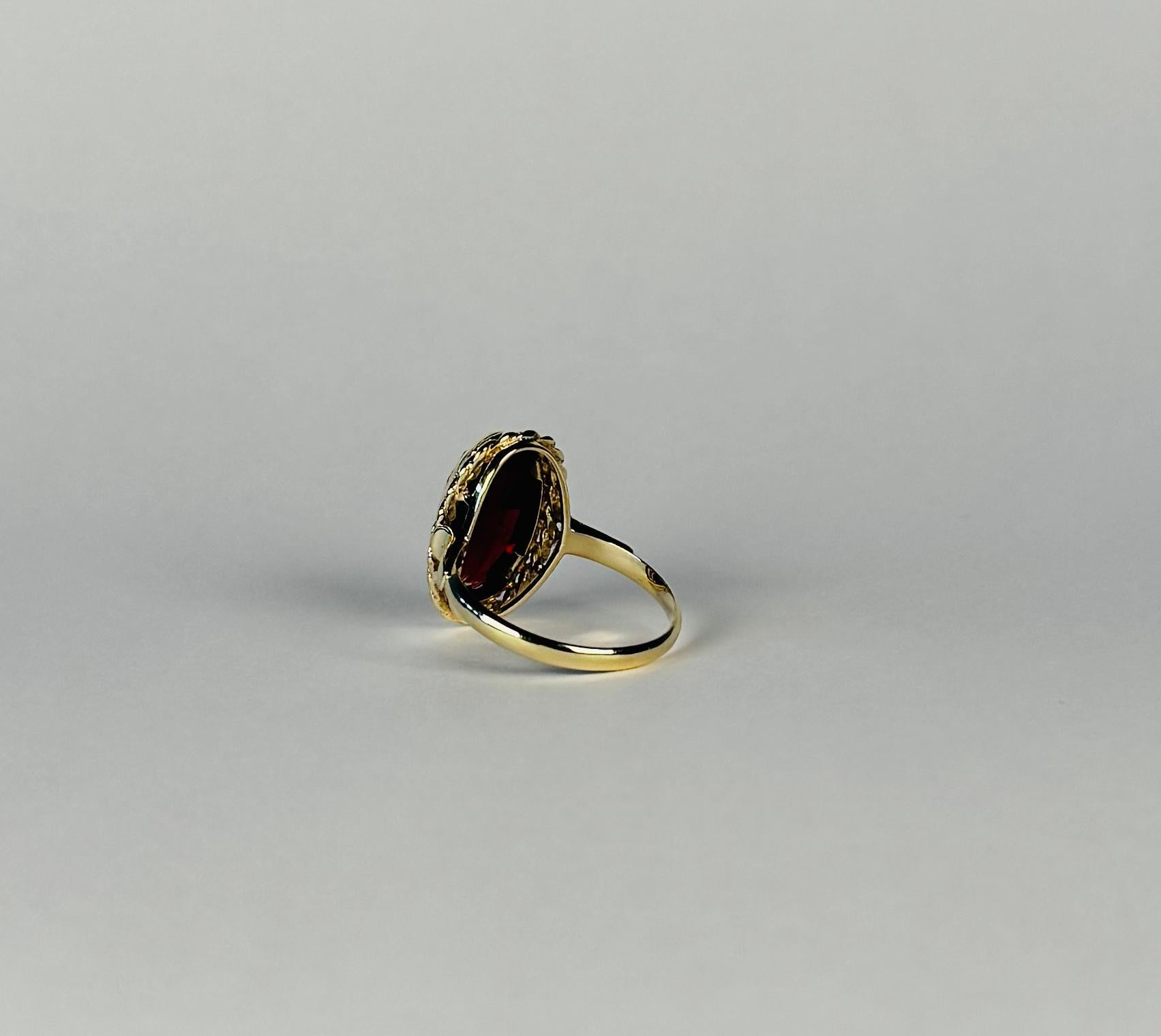Bague en or jaune 14 carats avec grenat ovale facetté de 4,66 carats, poinçonnée  avec feuille d'Oak Oak 1