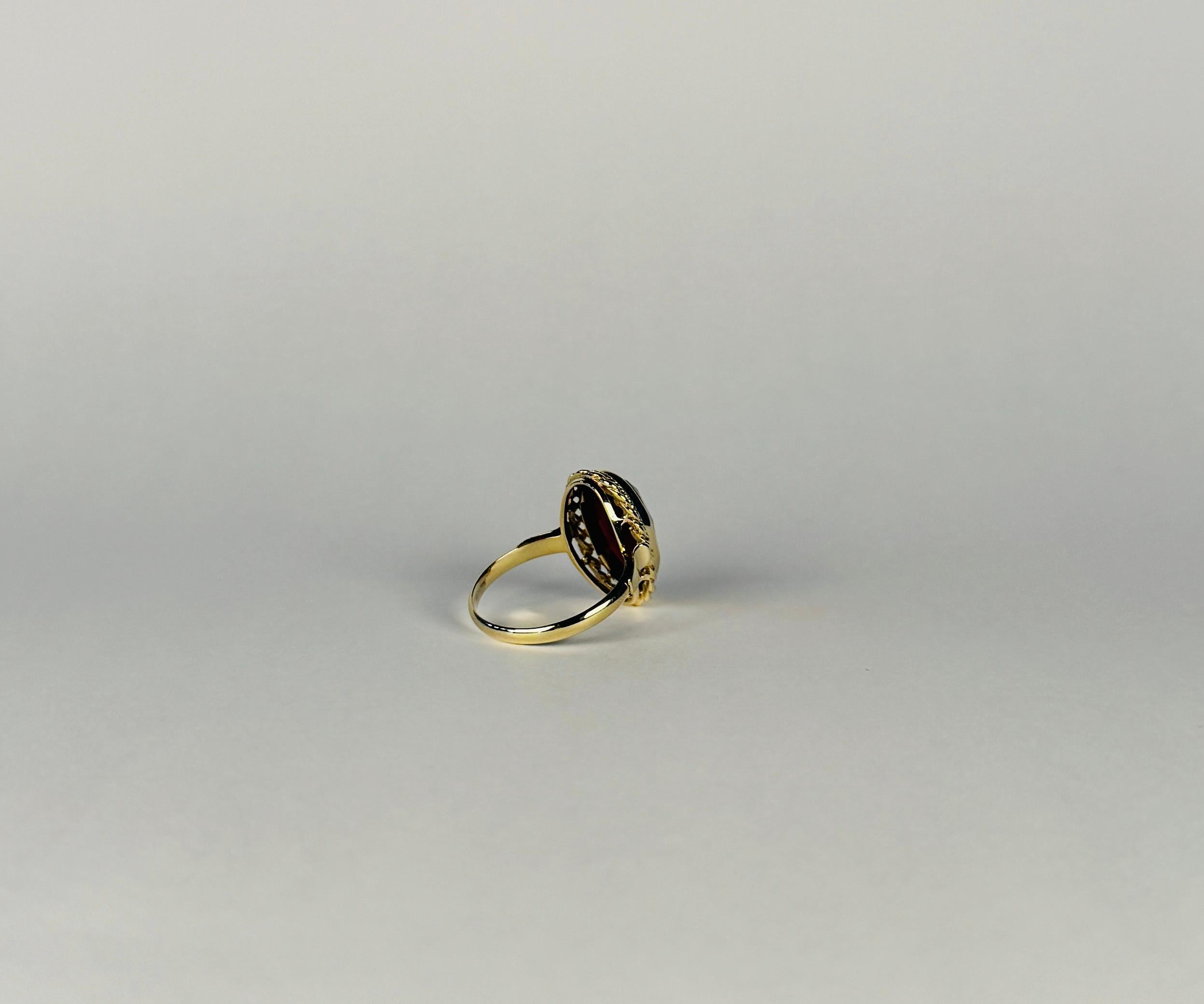 14 carat gold ring with a beautiful faceted garnet  For Sale 2