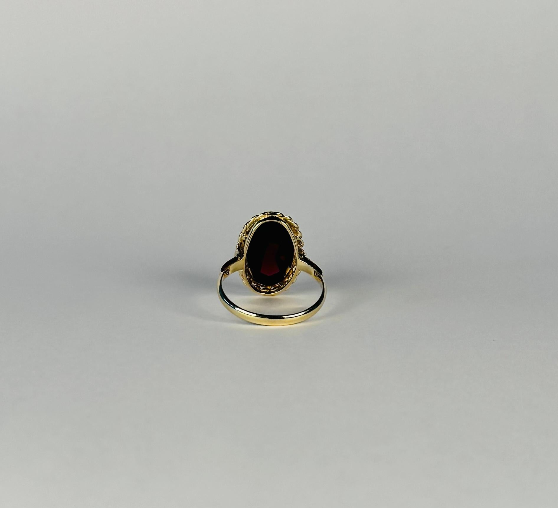 14 carat gold ring with a beautiful faceted garnet  For Sale 3