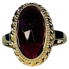 Vintage 14 carat gold ring with a beautiful faceted garnet 