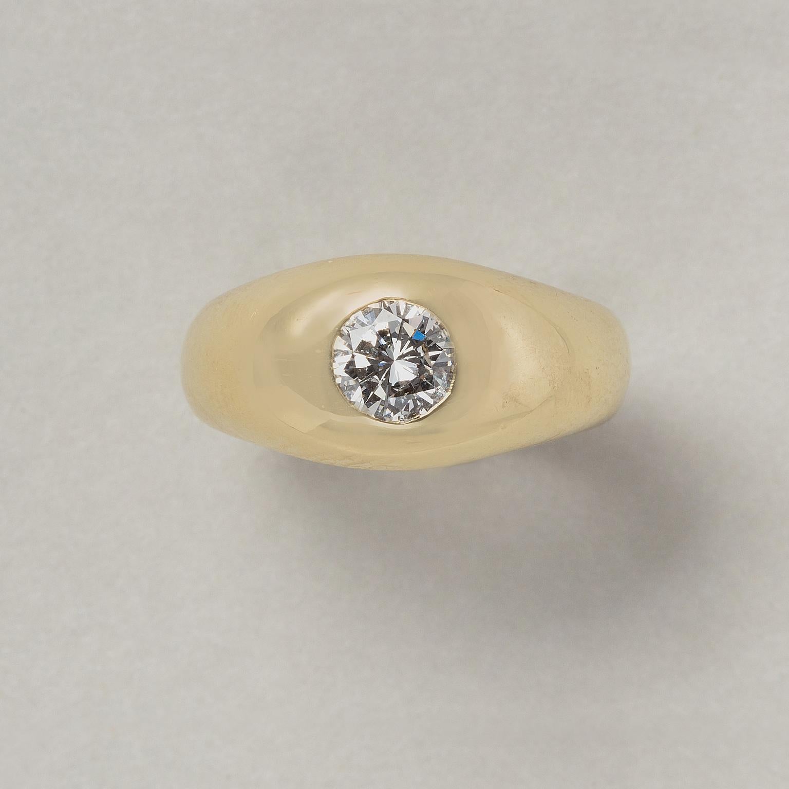 Ein Ring aus 14 Karat Gelbgold, bündig besetzt mit einem runden Diamanten im Brillantschliff (ca. 1,11 ct. D, PII).

Ringgröße: 18,5 mm / 8,5 US.
Gewicht: 11,8 Gramm