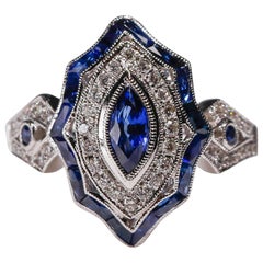 Verlobungsring aus 18 Karat Weißgold mit 1,4 Karat blauem Saphir im Marquise-Schliff und Diamant