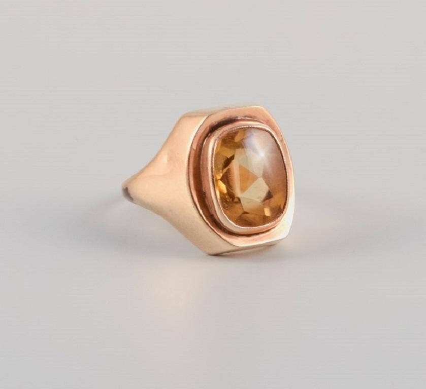 14-carat modernist gold ring adorned with yellow citrine.
Danish goldsmith, approx. 1960s.
Stamped 585.
In good condition, with a minor dent. Can be fixed by our goldsmith.
Ring size 18 mm.
U.S. size 8

Our professional goldsmith, trained at Georg
