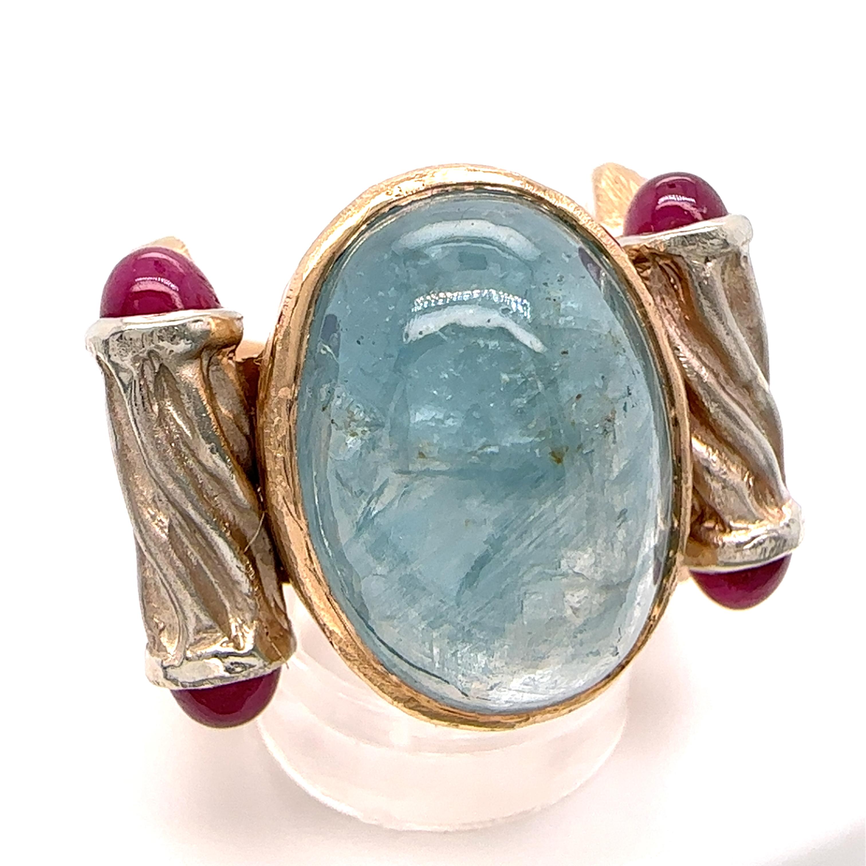 Este imponente anillo de aspecto vagamente medieval fue fabricado por Eytan Brandes a principios de la década de los ochenta.  Lo que empezó como un solitario de aguamarina se convirtió en una pieza mucho más sustancial con la adición de columnas