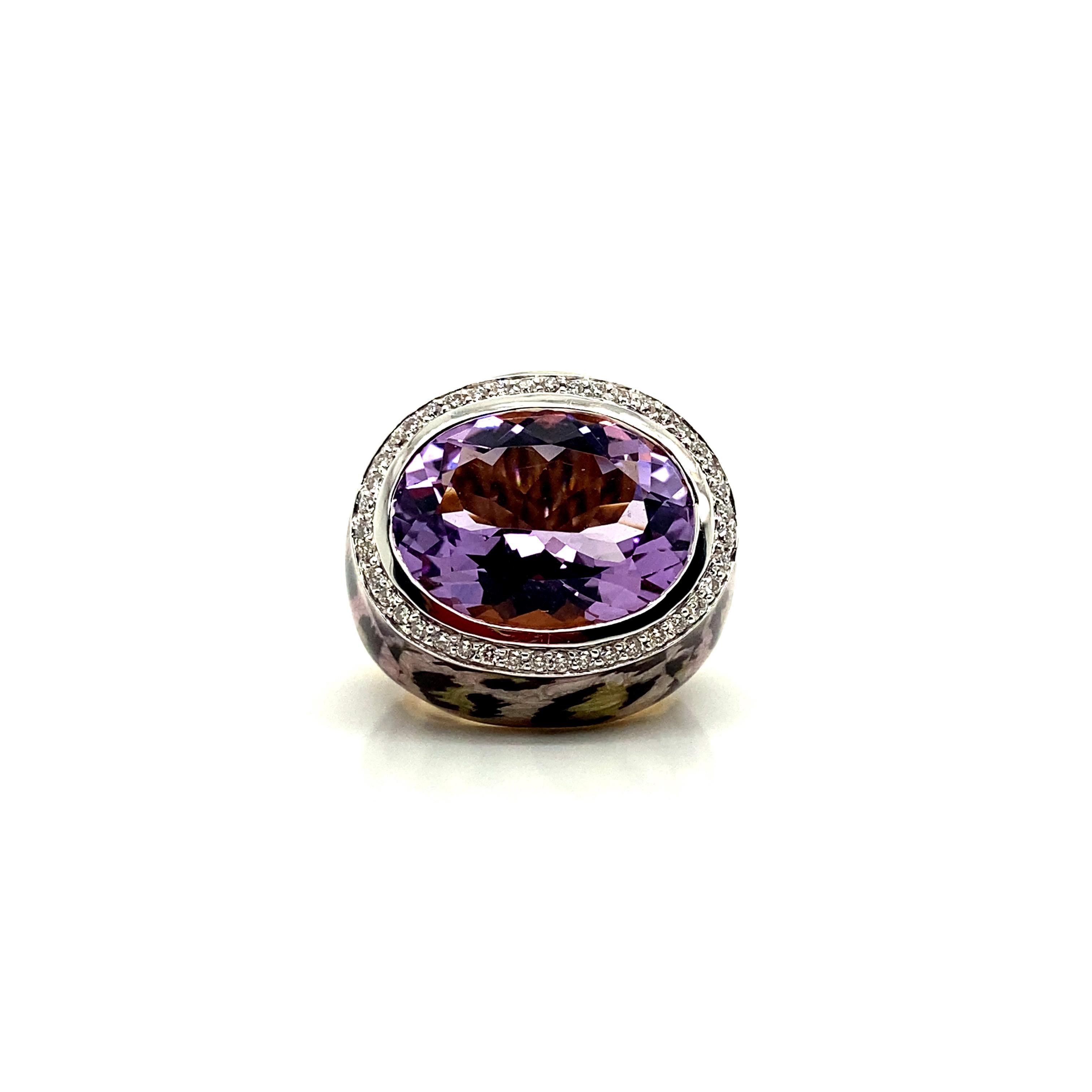 Women's or Men's 14 Carat Natural Oval-Cut Amethyst and White Diamond Yellow Gold Cocktail Ring For Sale