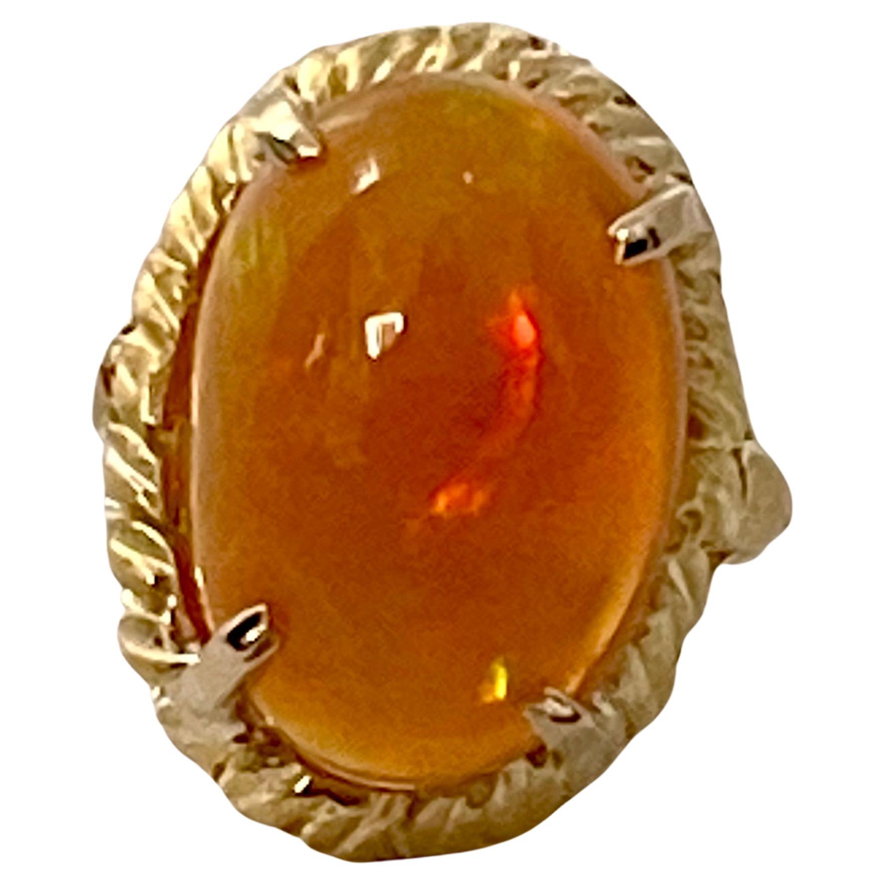 14 Karat Ovalförmiger äthiopischer Opal-Cocktailring aus 14 Karat Gelbgold mit massivem Ring (Ovalschliff) im Angebot