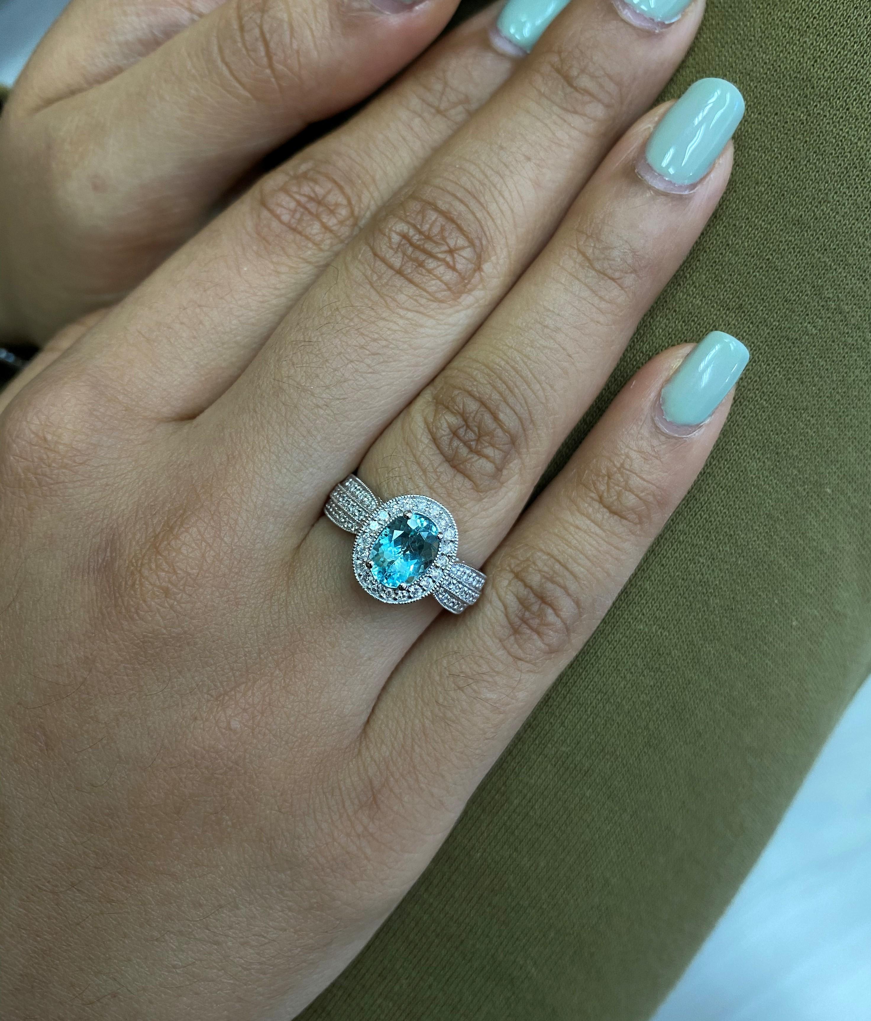 Cette collection présente une sélection des paraibas les plus précieux. Cette pierre précieuse enchanteresse est un type de tourmaline provenant du Mozambique et présente une magnifique teinte bleu-vert pastel. Nous avons rehaussé cette magnifique