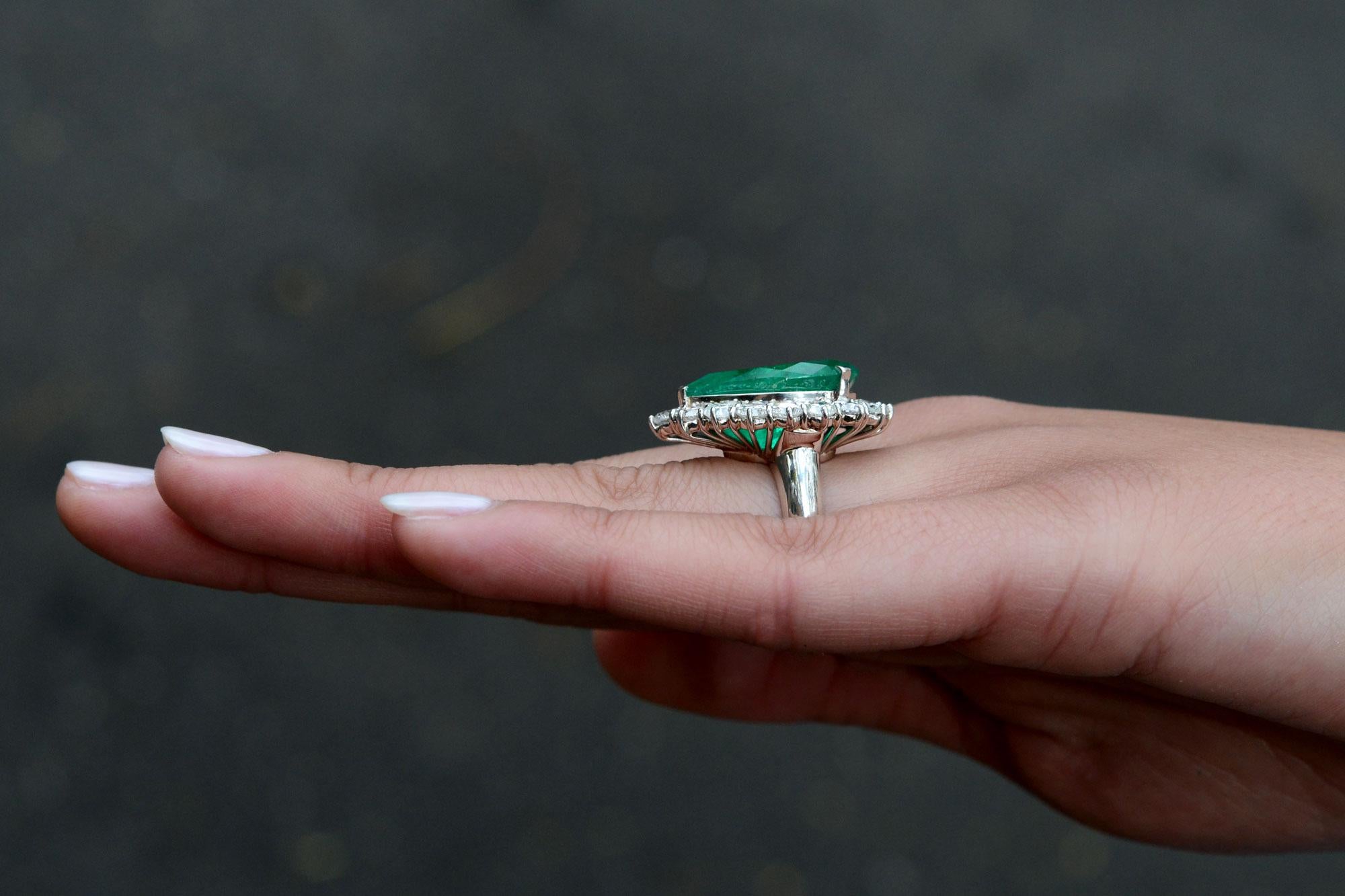 Contemporary 14 Carat Pear Shape Colombian Emerald Cocktail Ring GIA Certified