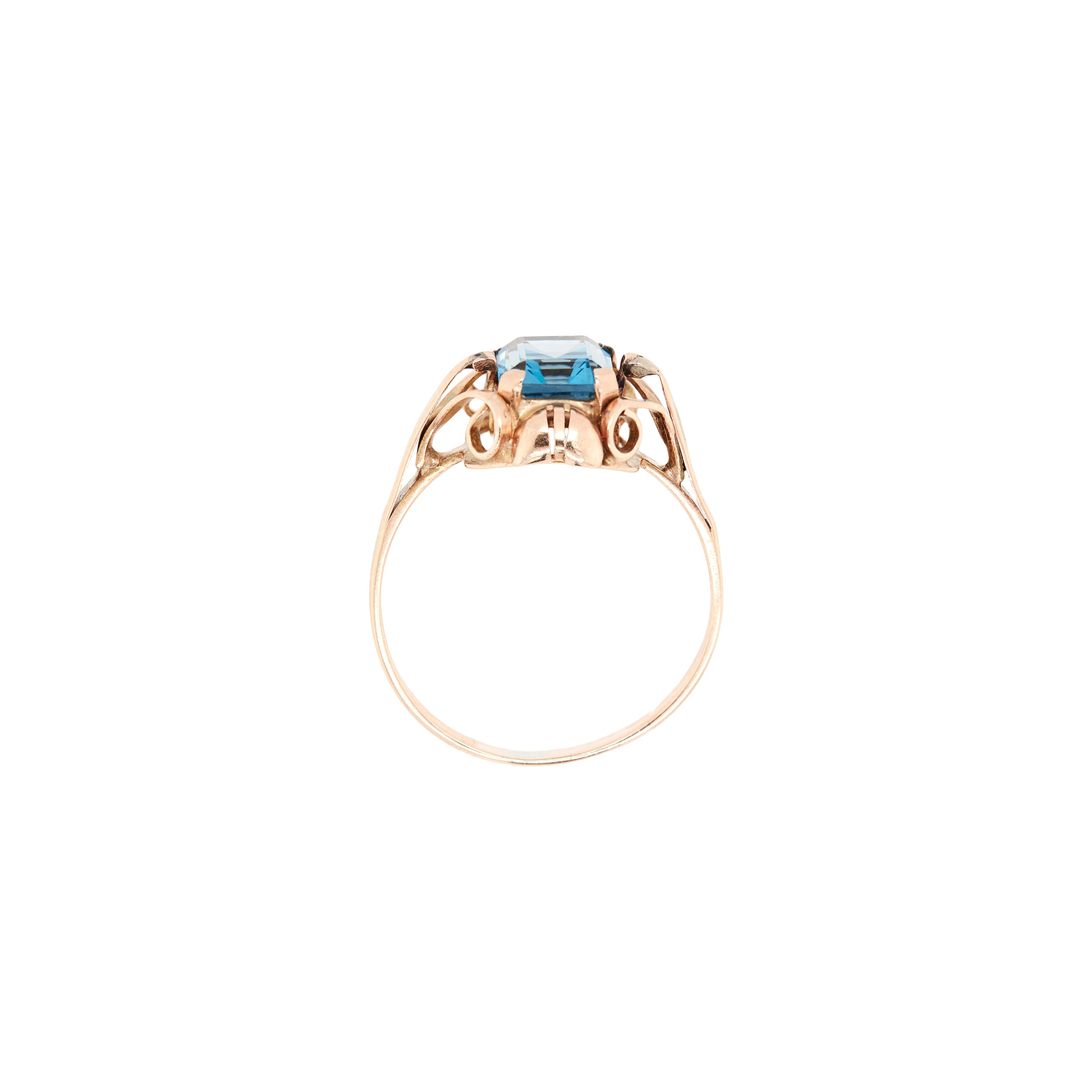 Retro 14 Carat Rose Gold and Blue Topaz Dress Ring, Circa 1930s-1940s For Sale