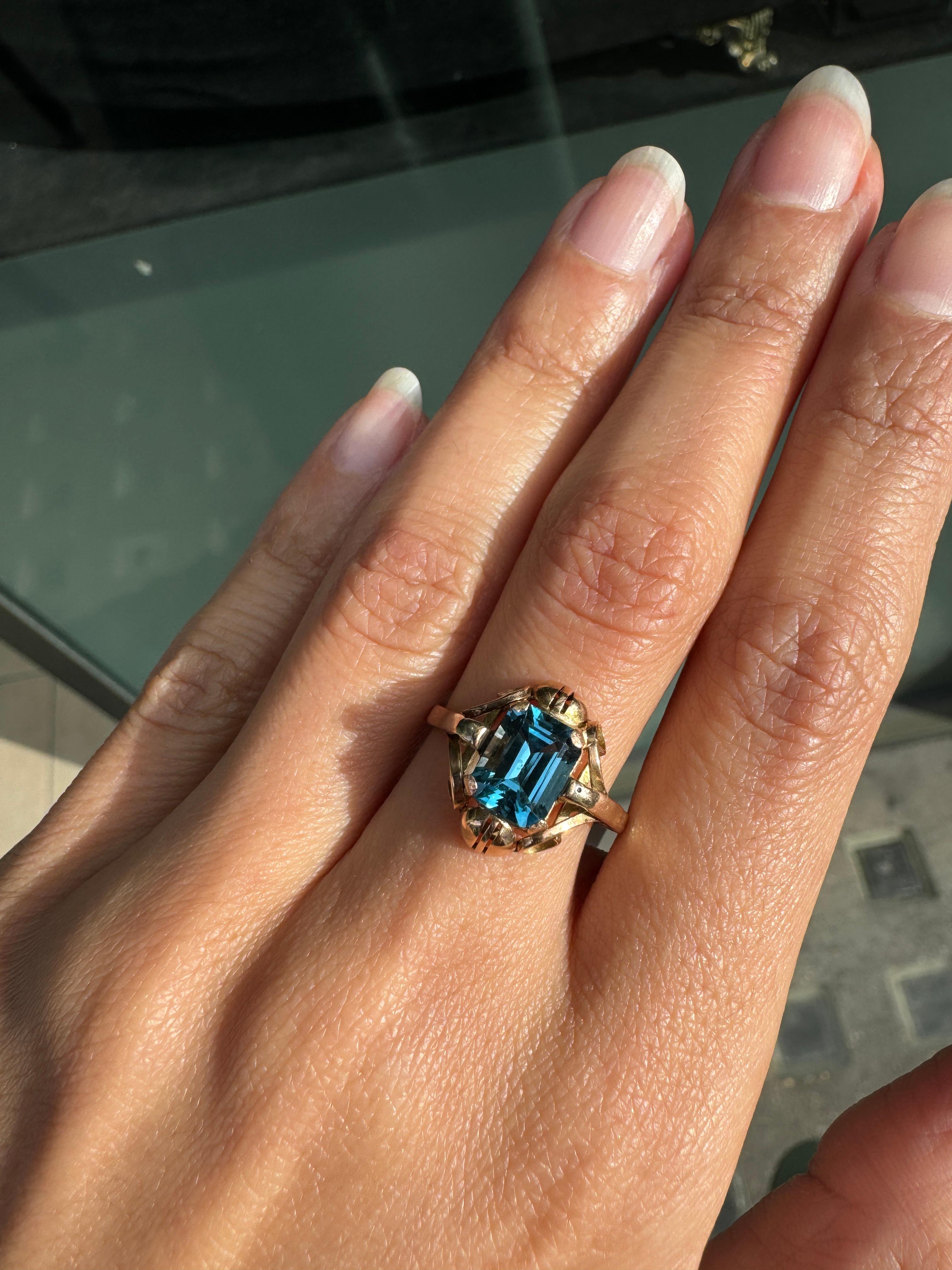 14 Carat Rose Gold and Blue Topaz Dress Ring, Circa 1930s-1940s In Good Condition For Sale In London, GB