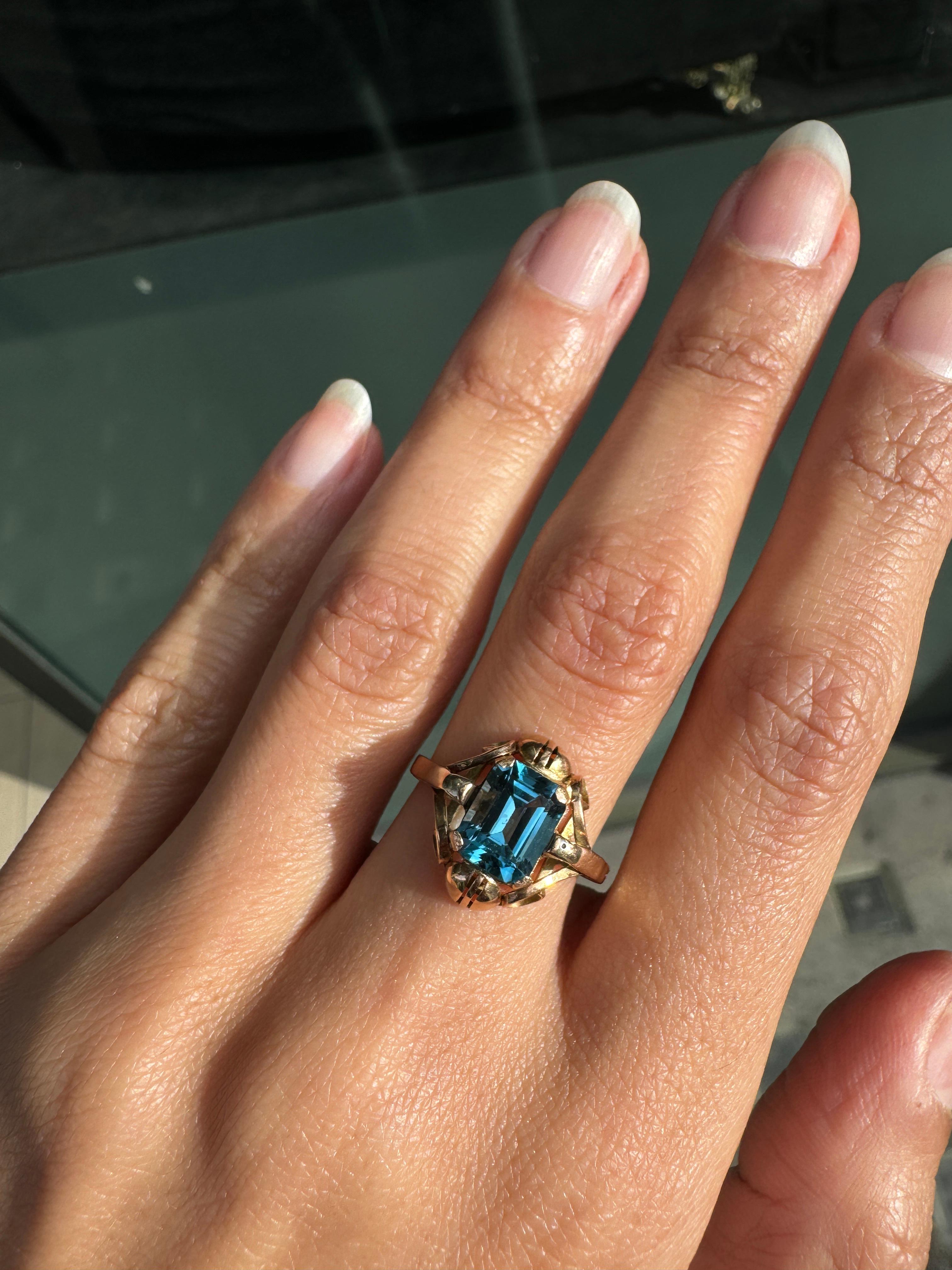 14 Carat Rose Gold and Blue Topaz Dress Ring, Circa 1930s-1940s For Sale 2