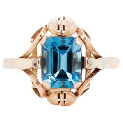 Bague habillée en or rose 14 carats et topaze bleue, années 1930-1940