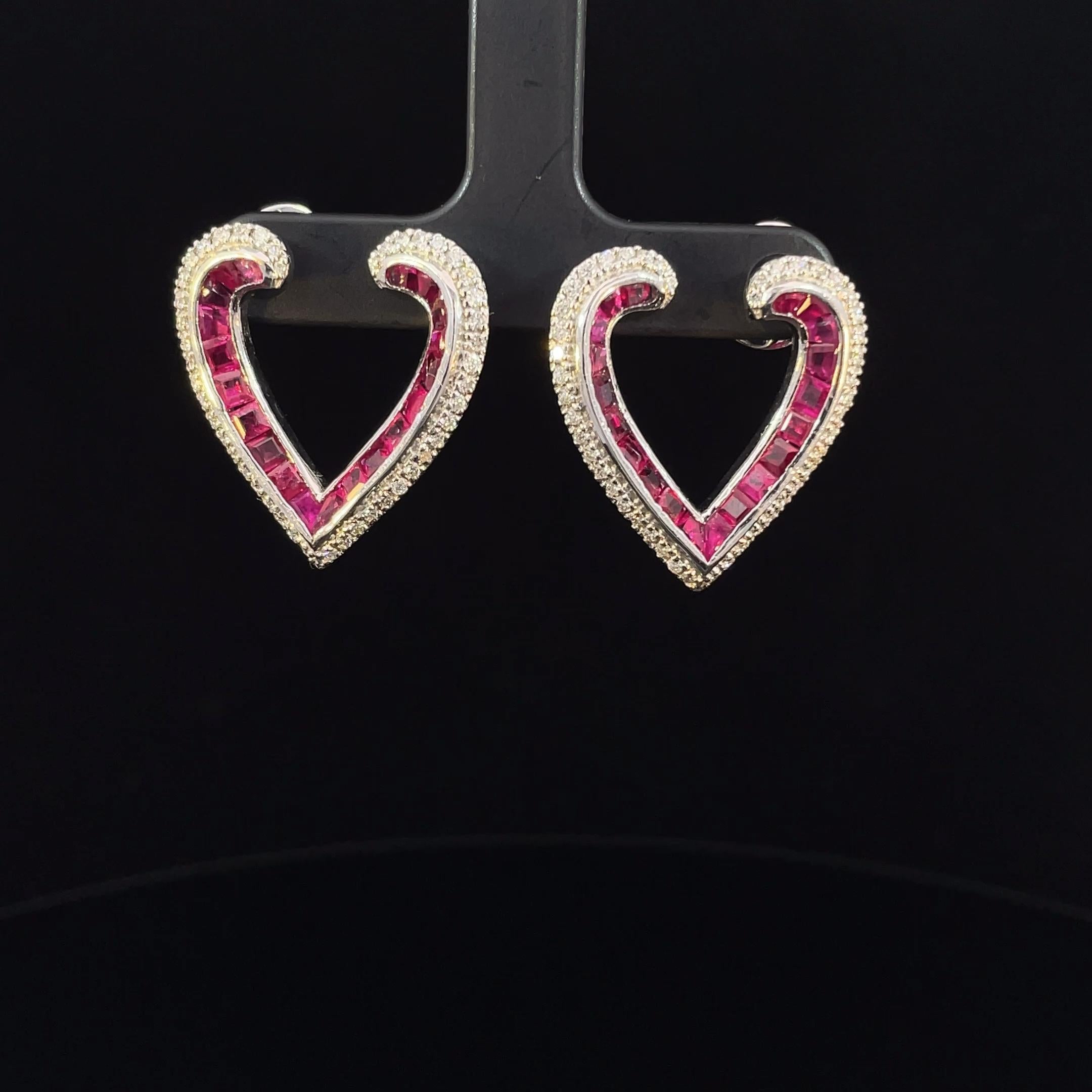 Entfachen Sie die Flamme der Leidenschaft mit unseren herzförmigen Ohrsteckern mit Rubinen und Diamanten, einem Symbol für Liebe und Eleganz. Jeder Ohrstecker besteht aus strahlenden Rubinen mit einem Gewicht von 1,4 Karat, umgeben von funkelnden