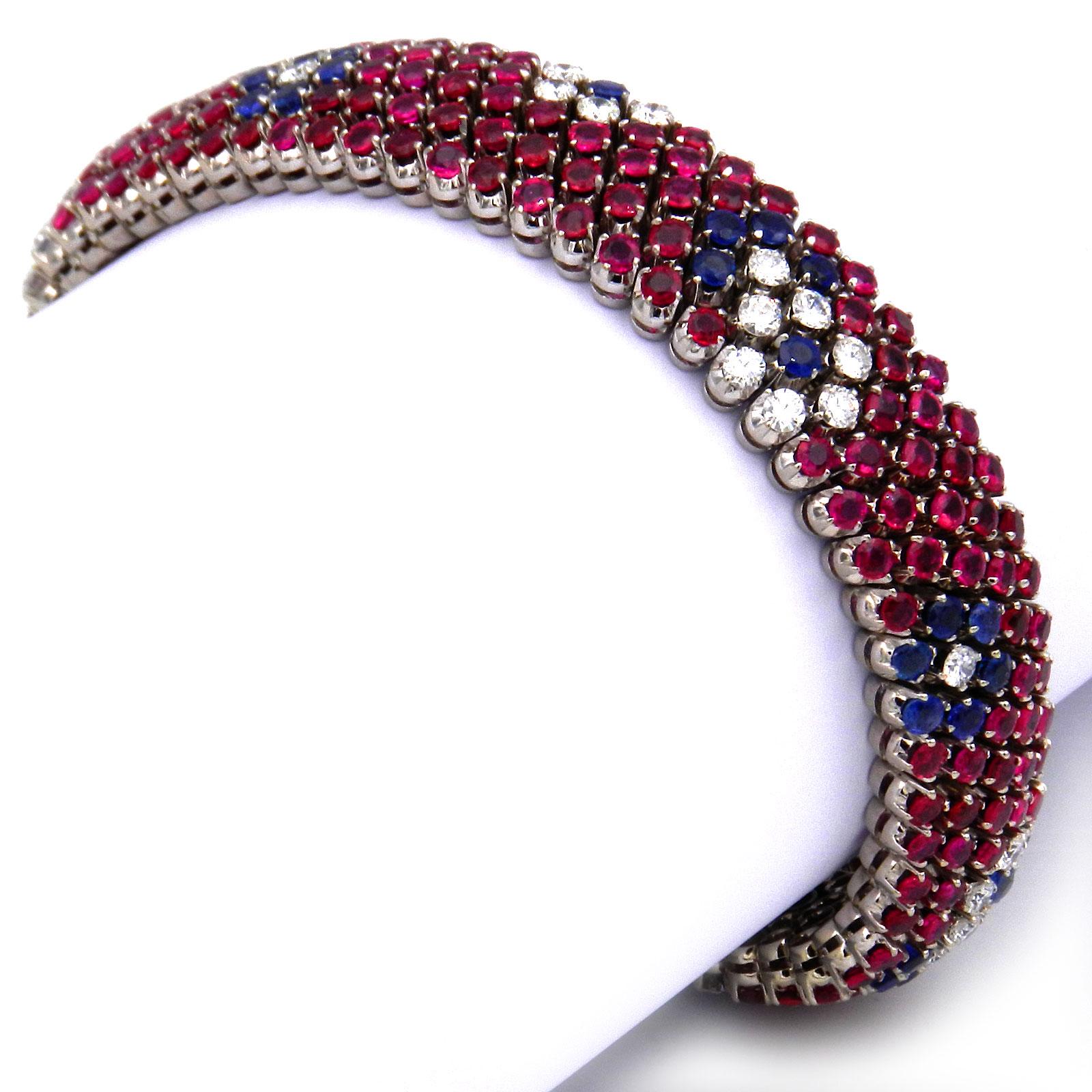 Contemporain Bracelet en or blanc 18 carats avec saphirs, rubis et diamants de 14 carats en vente