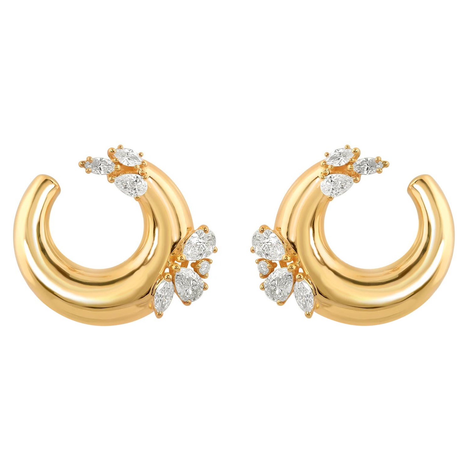Fundidos en oro de 14 quilates, estos exquisitos pendientes están engastados con 1,40 quilates de brillantes diamantes.

SIGUE LA TIENDA DE SPECTRUM JEWELS para ver la última colección y piezas exclusivas. Spectrum Jewels se enorgullece de ser uno