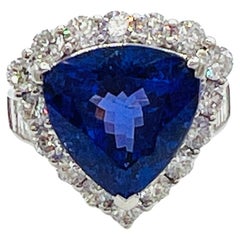 Anello con trilione di tanzanite e diamante bianco da 14 carati in platino