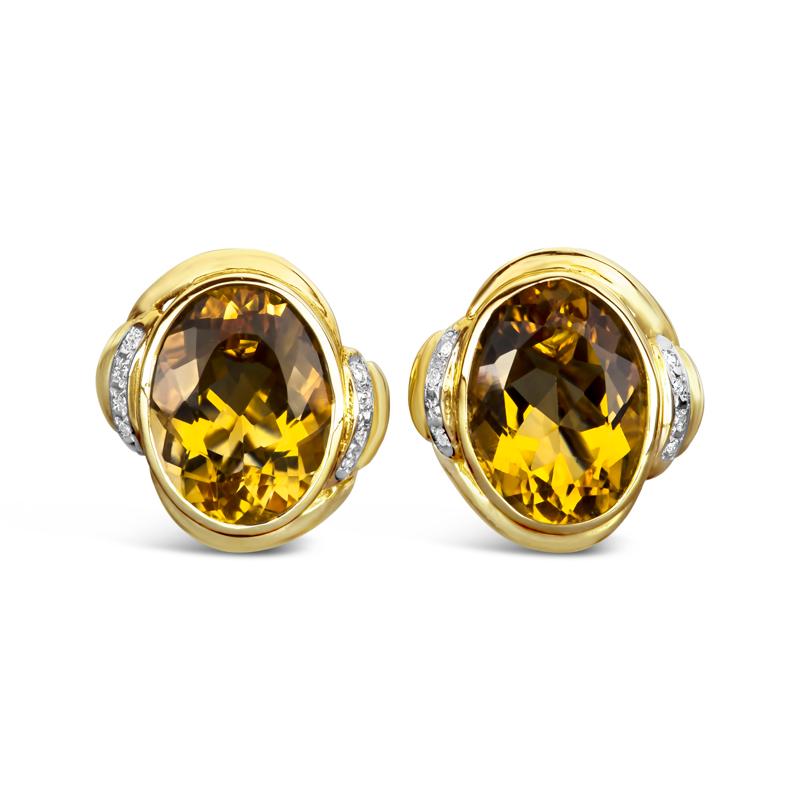 Ces magnifiques boucles d'oreilles présentent des citrines ovales d'un poids total de 14 carats, accentuées par des diamants d'un poids total de 0,08 carat, sertis dans de l'or jaune 14 carats. Fermoir arrière Omega.
Mesures : Citrine - 16 x 12mm
