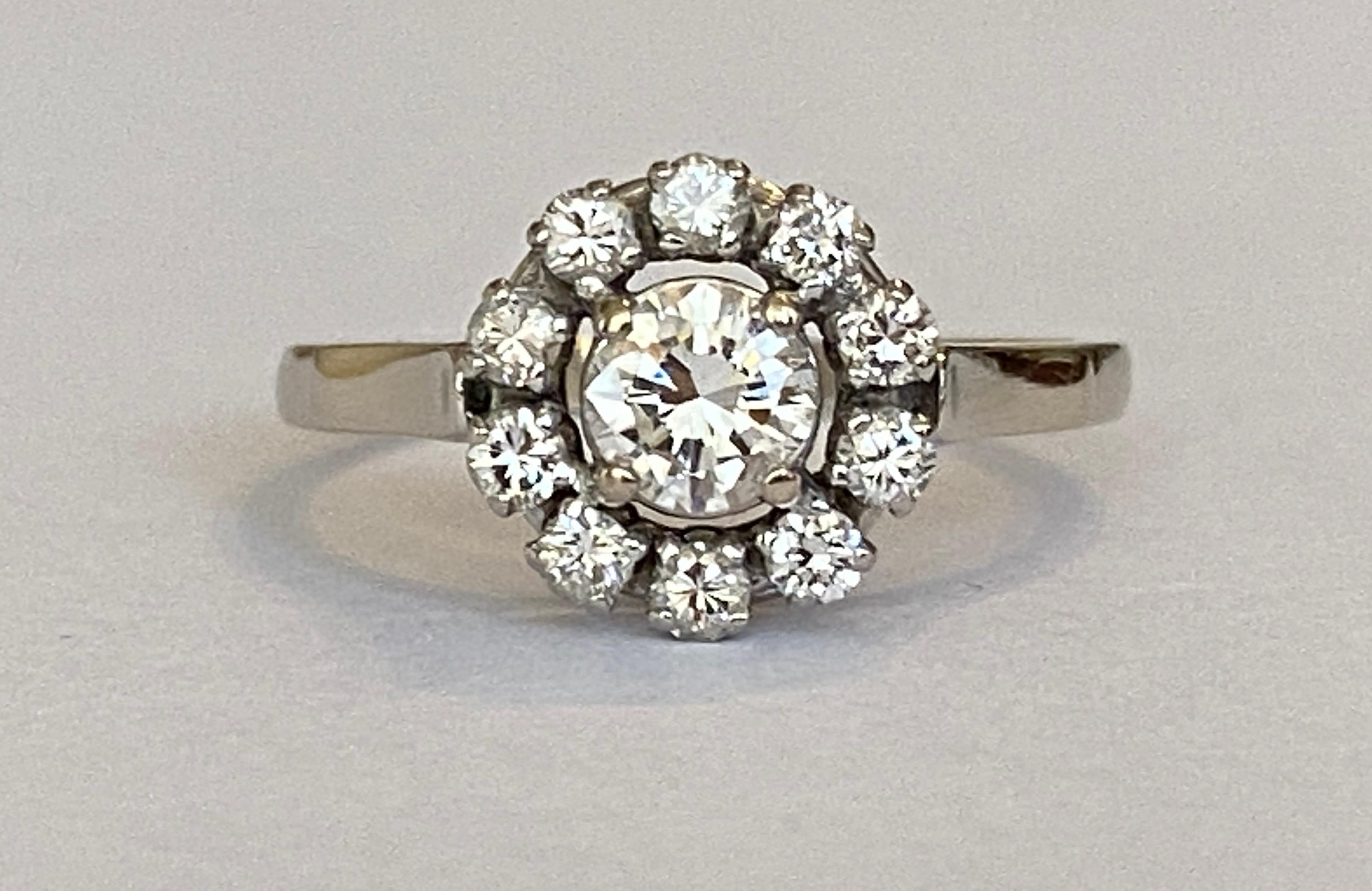 Offered in good condition vintage rosette ring in 14 kt white gold, with 1 brilliant cut diamond of approx. 0.38 ct of quality H/VS and 10 brilliant cut diamonds, in total approx. 0.45ct, of quality G/VS. Total approx. 0.83 ct. Own certificate is