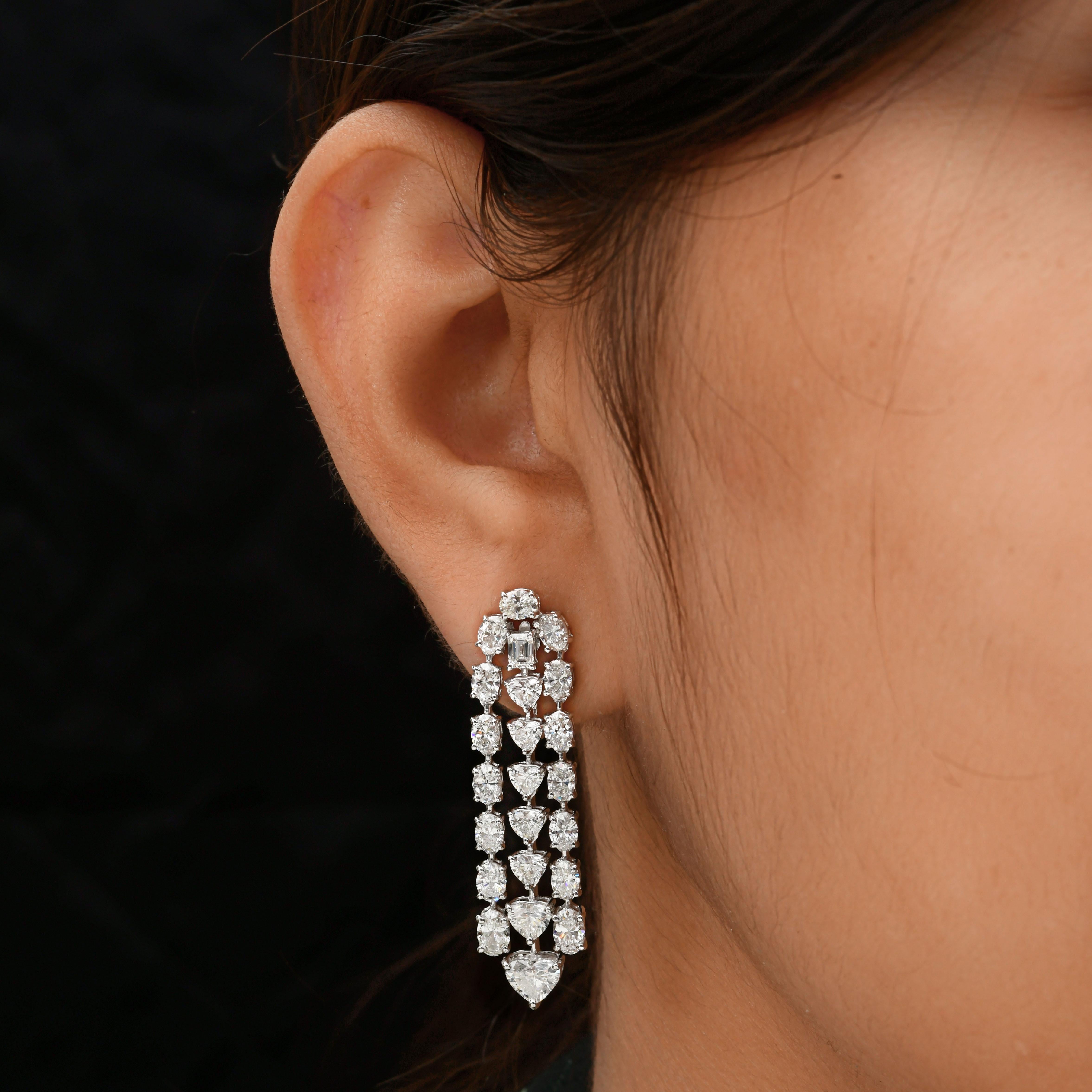 14 Boucles d'oreilles de mariage en or blanc 14 carats 8.44Ct Natural Diamond Chandelier Drop Ears.
Cette paire présente un design complexe et sophistiqué qui maximise l'éclat. Les boucles d'oreilles sont une mosaïque brillante de diamants de