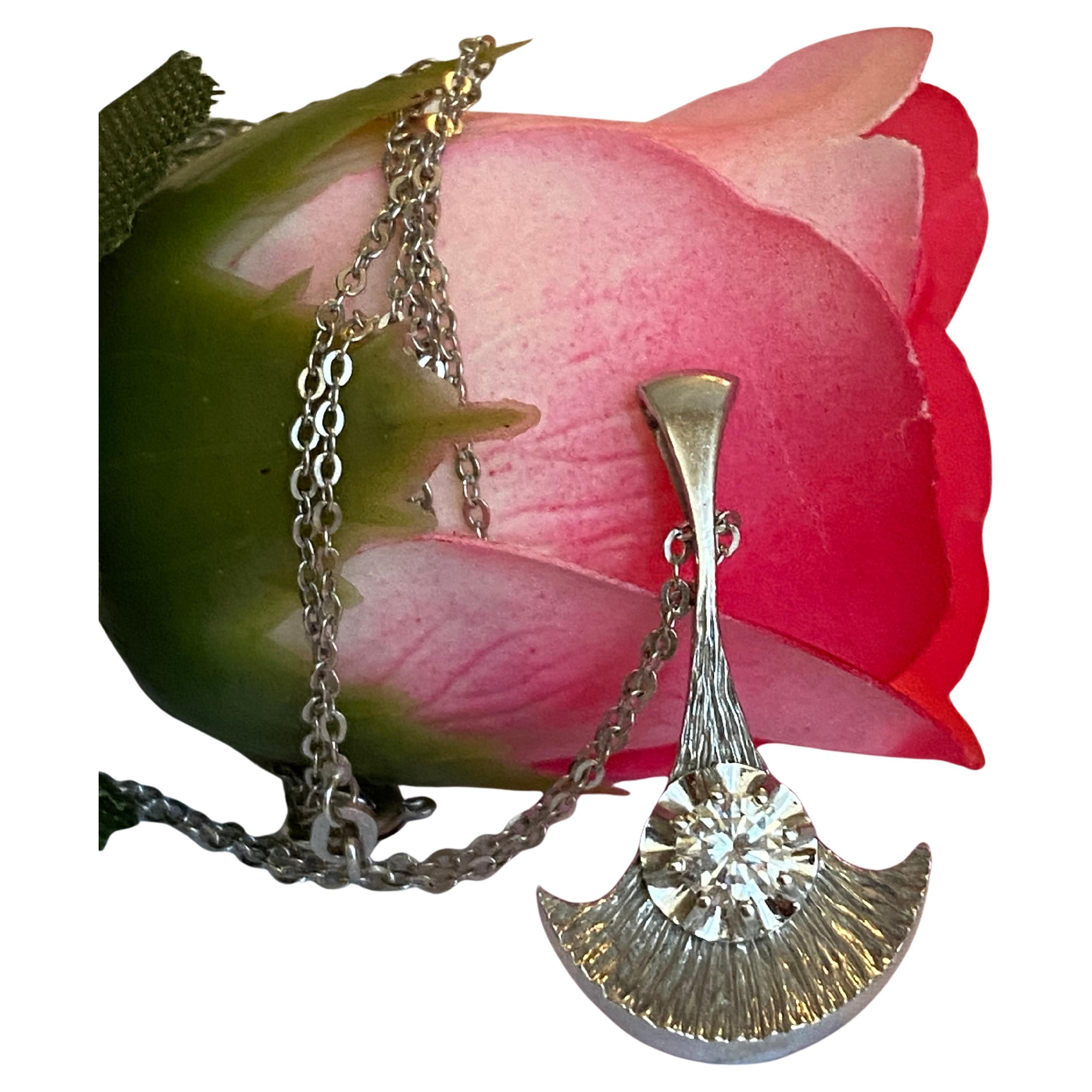 14 Karat Weißgold Vintage-Halskette mit Diamant-Solitär-Anhänger im Angebot