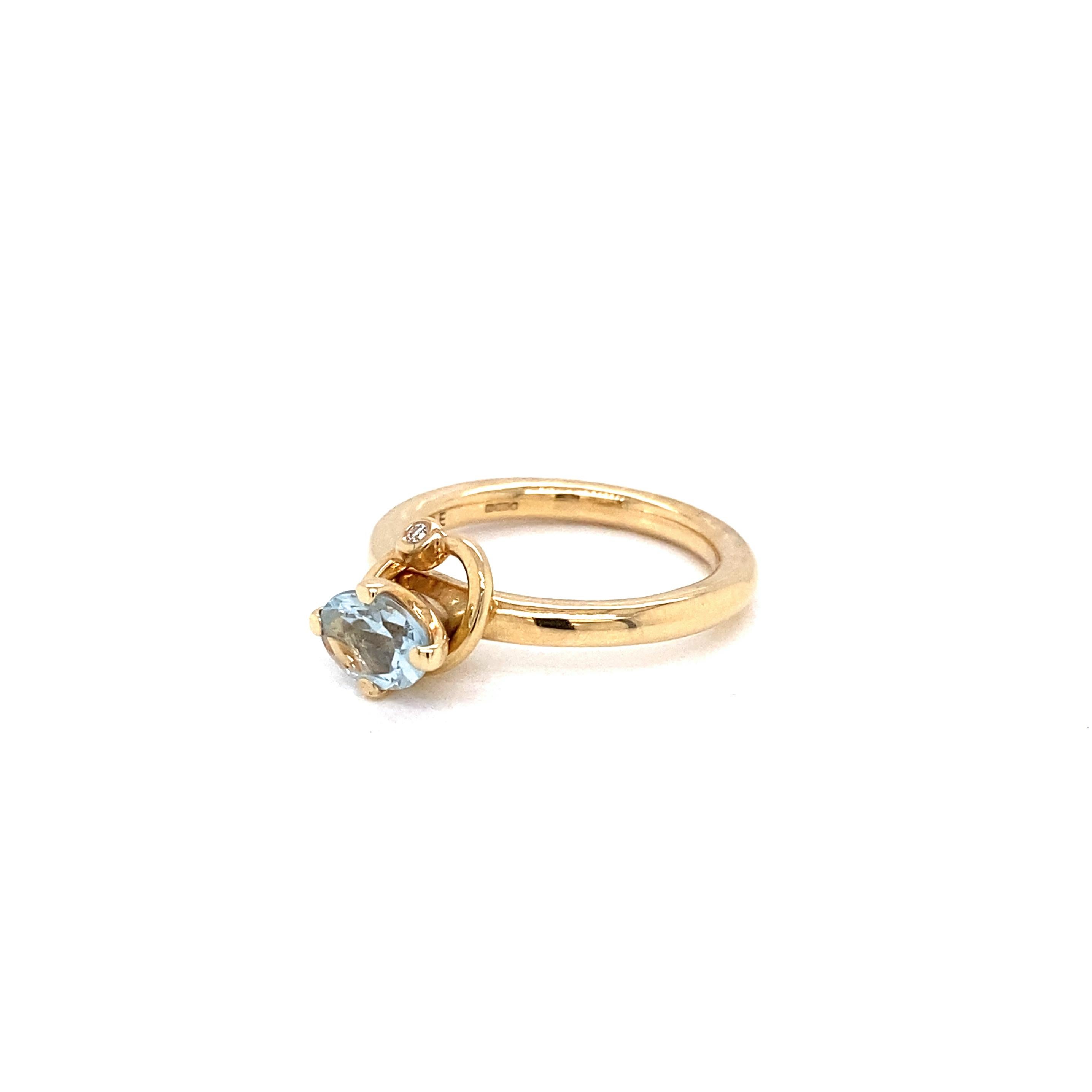 Este precioso anillo de oro amarillo de 14 quilates de aguamarina y diamantes es el complemento perfecto para tu pila de anillos. Una preciosa aguamarina oval con un tono azul etéreo está engastada en un sencillo engaste de cuatro garras, y