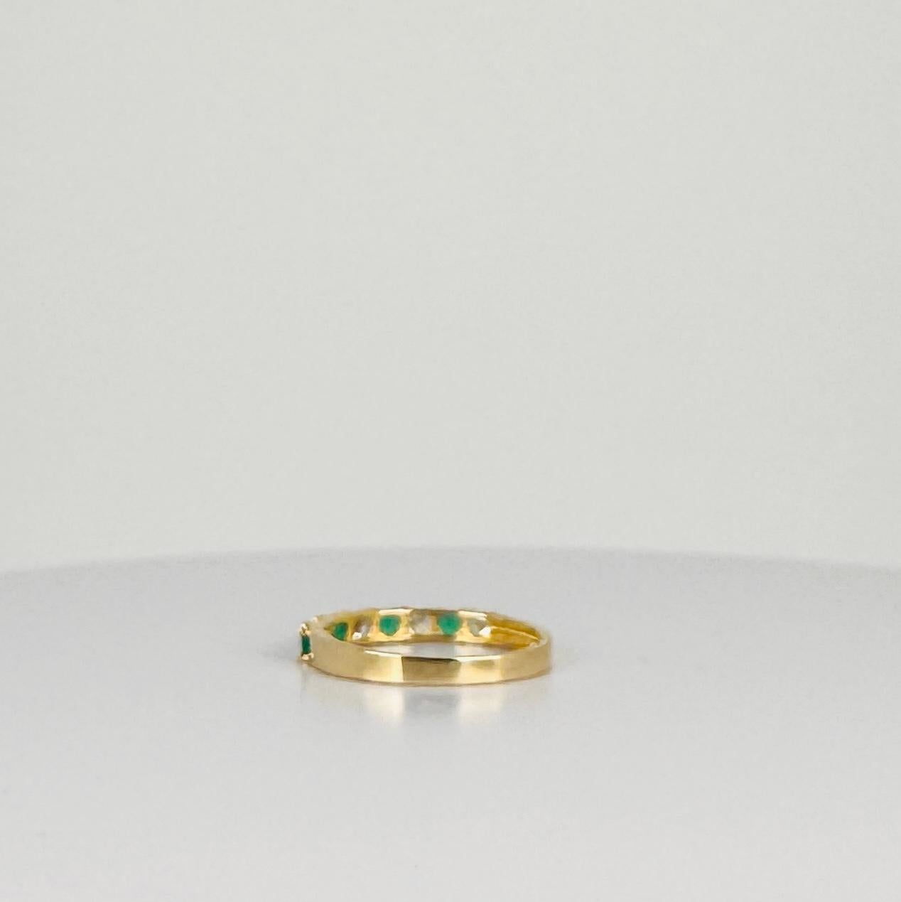 Women's 14 carat yellow gold bang ring with white sapphires and emerald 0.16 carat For Sale