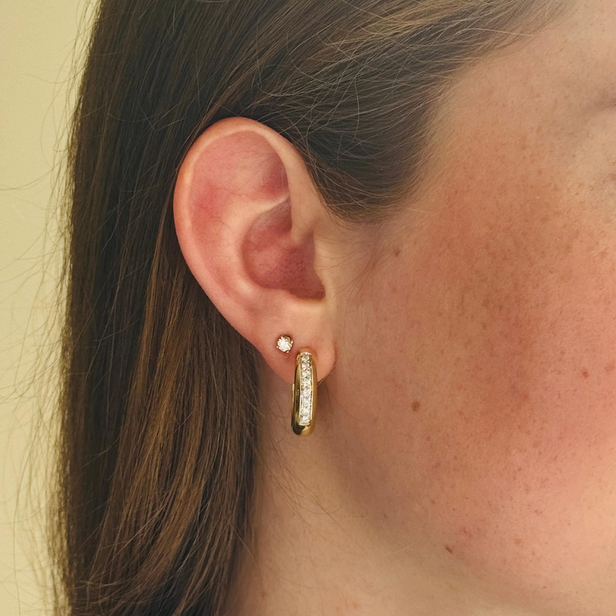 14 carat yellow gold earrings brilliant cut 16 diamonds clarity si 0.64 carat In Good Condition For Sale In Heemstede, NL