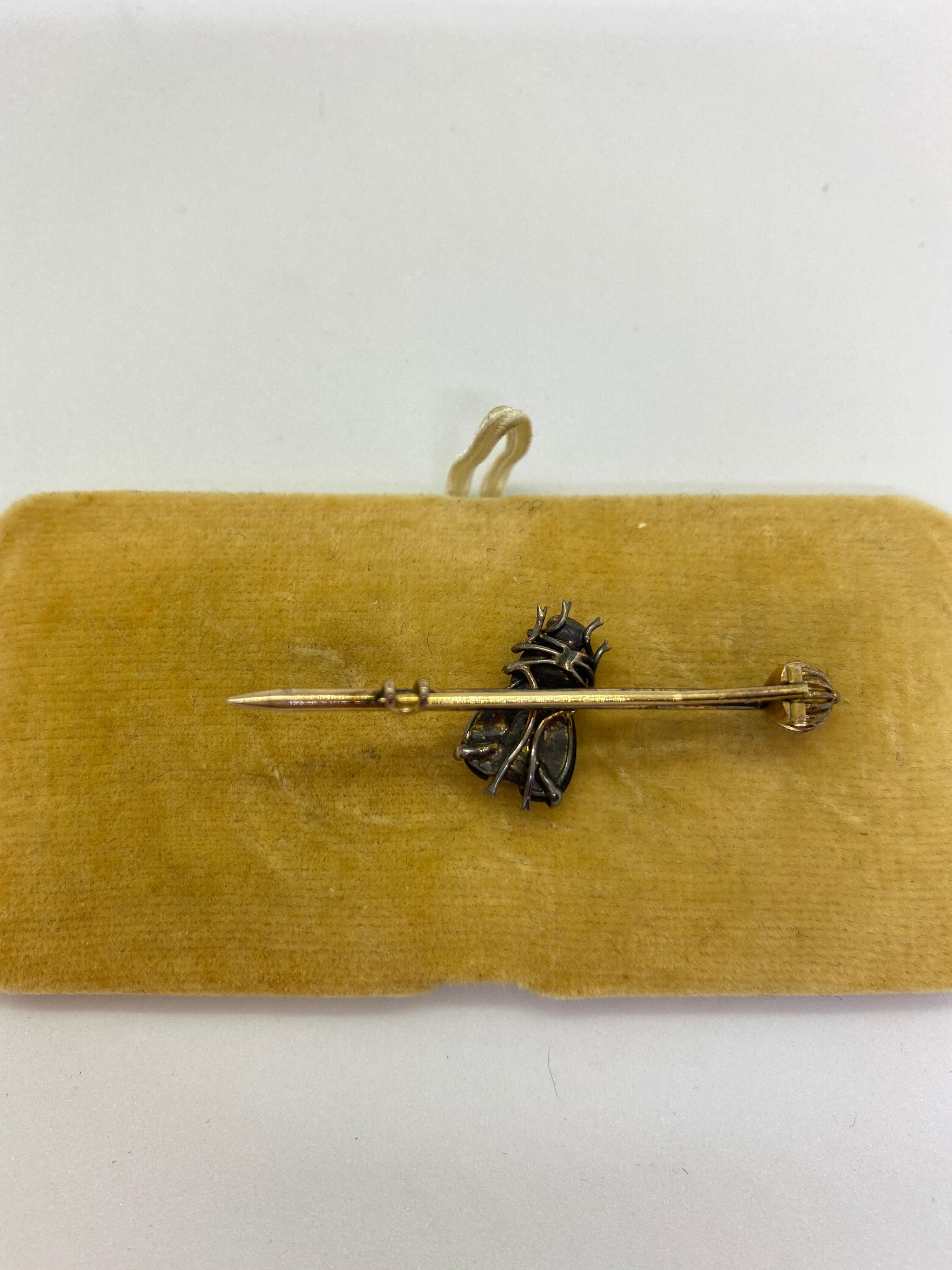 Brooches
14 Carat Yellow Gold Grenades Pearls Russia Fly Stickpin
Russian gold stamp 56
Round cut grenades and pearls
Width 1.6cm, Lenght 4.6cm, Depth 1.1cm

