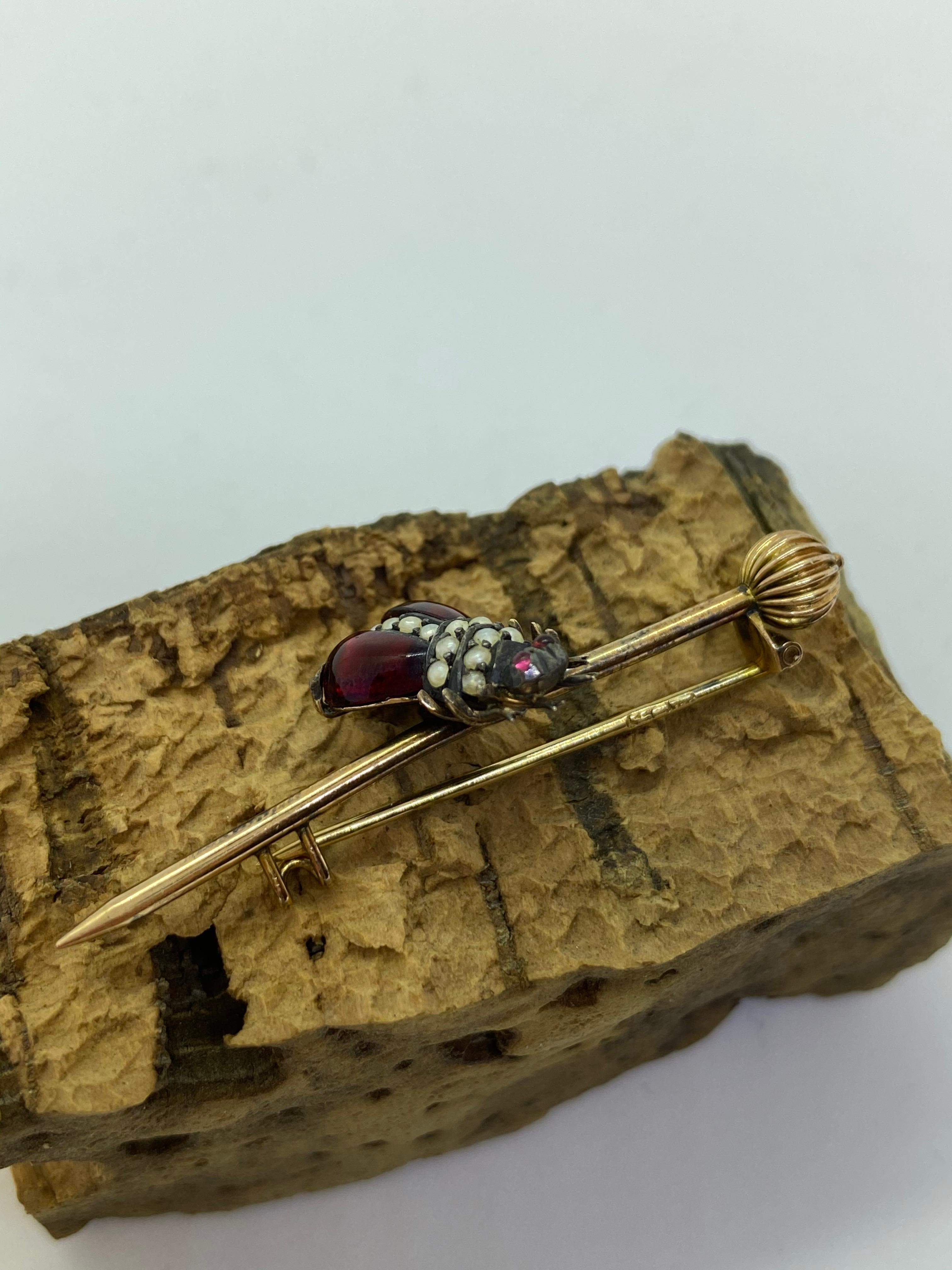 Round Cut 14 Carat Yellow Gold Grenades Pearls Russia Fly Stickpin For Sale