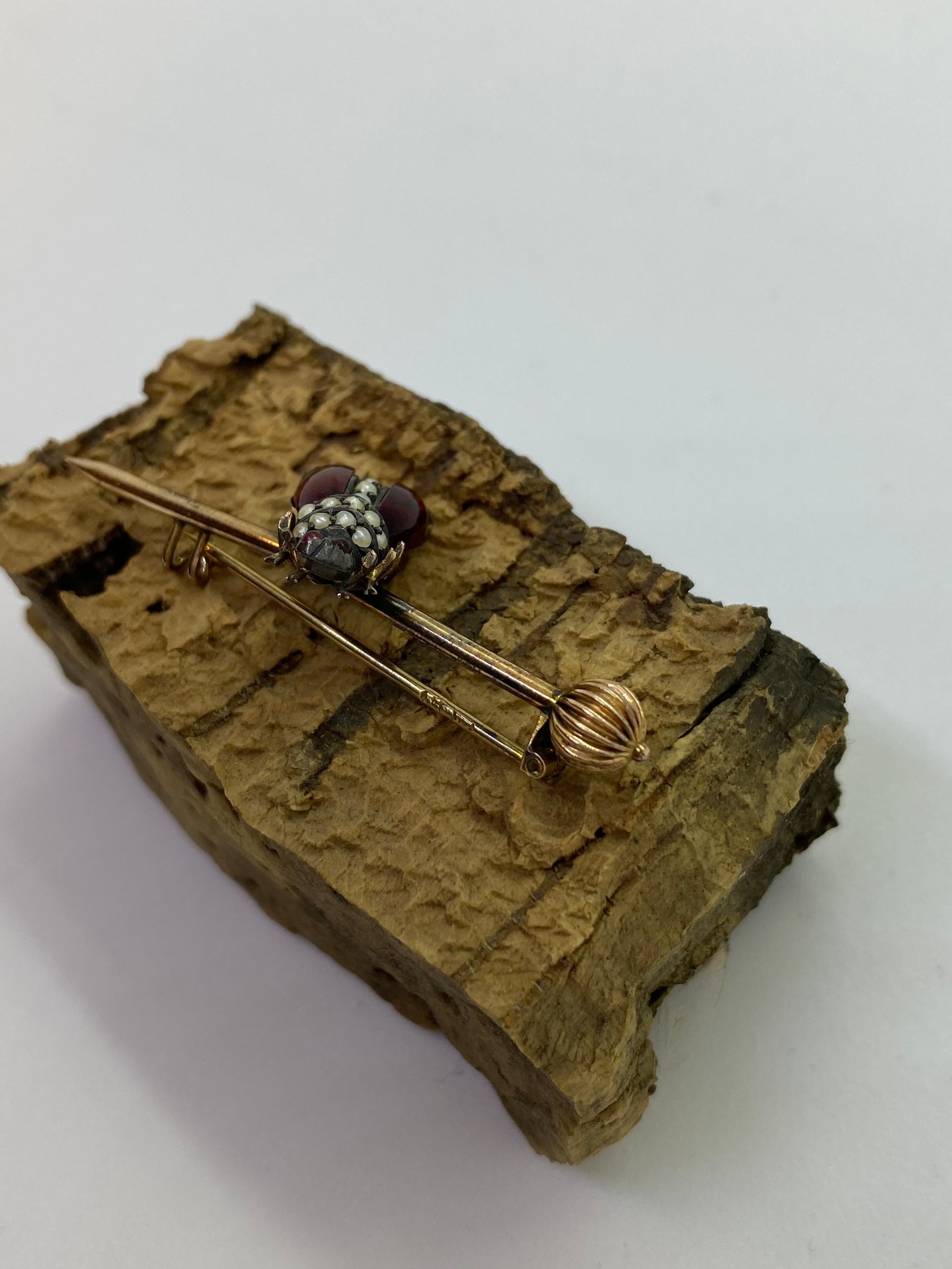 14 Carat Yellow Gold Grenades Pearls Russia Fly Stickpin In Good Condition For Sale In Orimattila, FI
