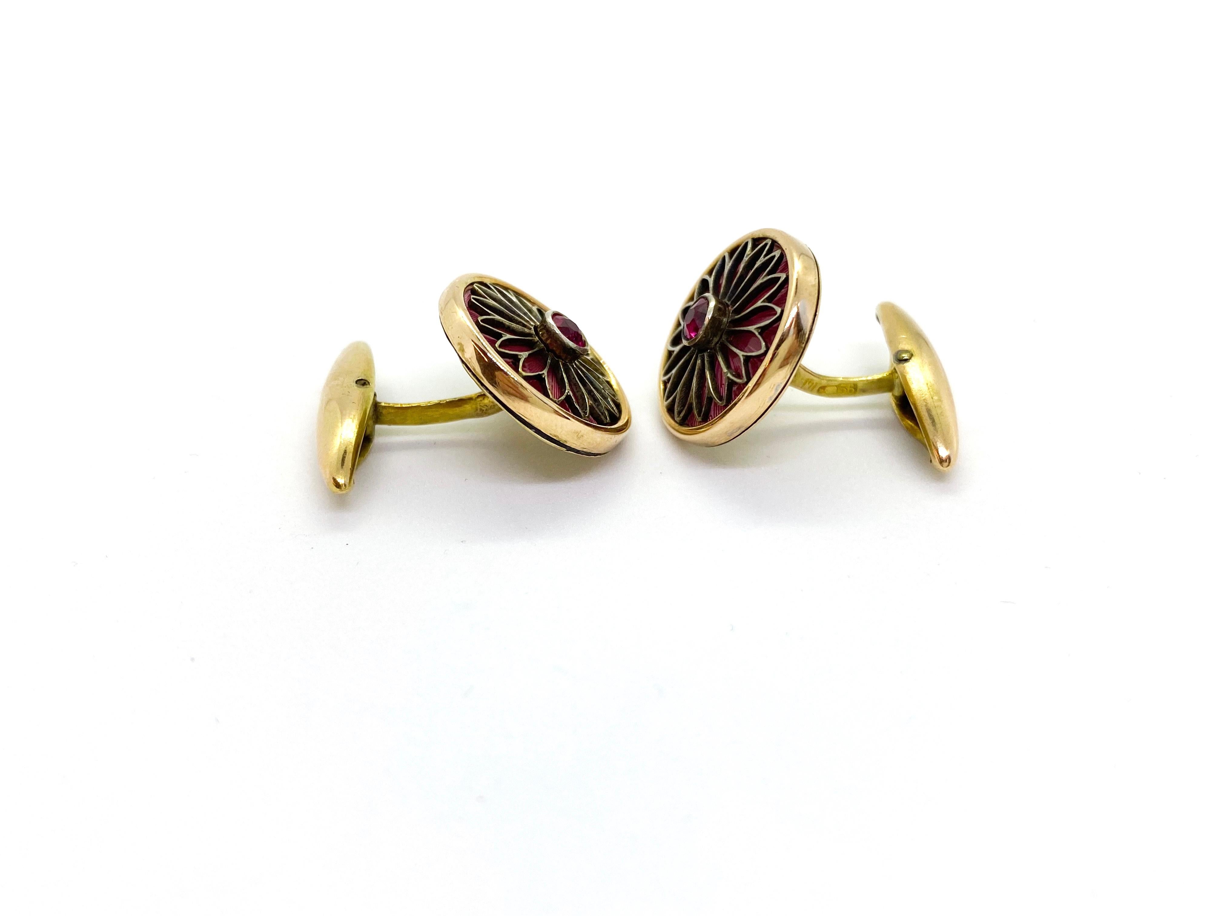 14 Carat Yellow Gold Guilloche Enamel NV Russia Red Stone Cufflinks In Fair Condition For Sale In Orimattila, FI