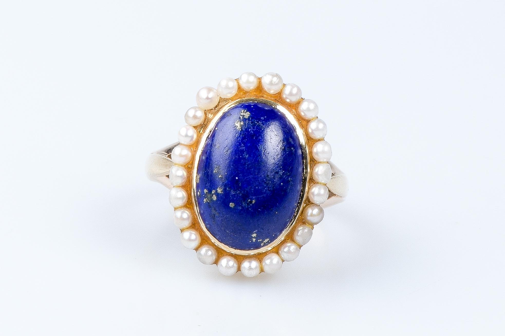 Oval Cut 14 carat yellow gold lapis lazuli and pearls ring For Sale