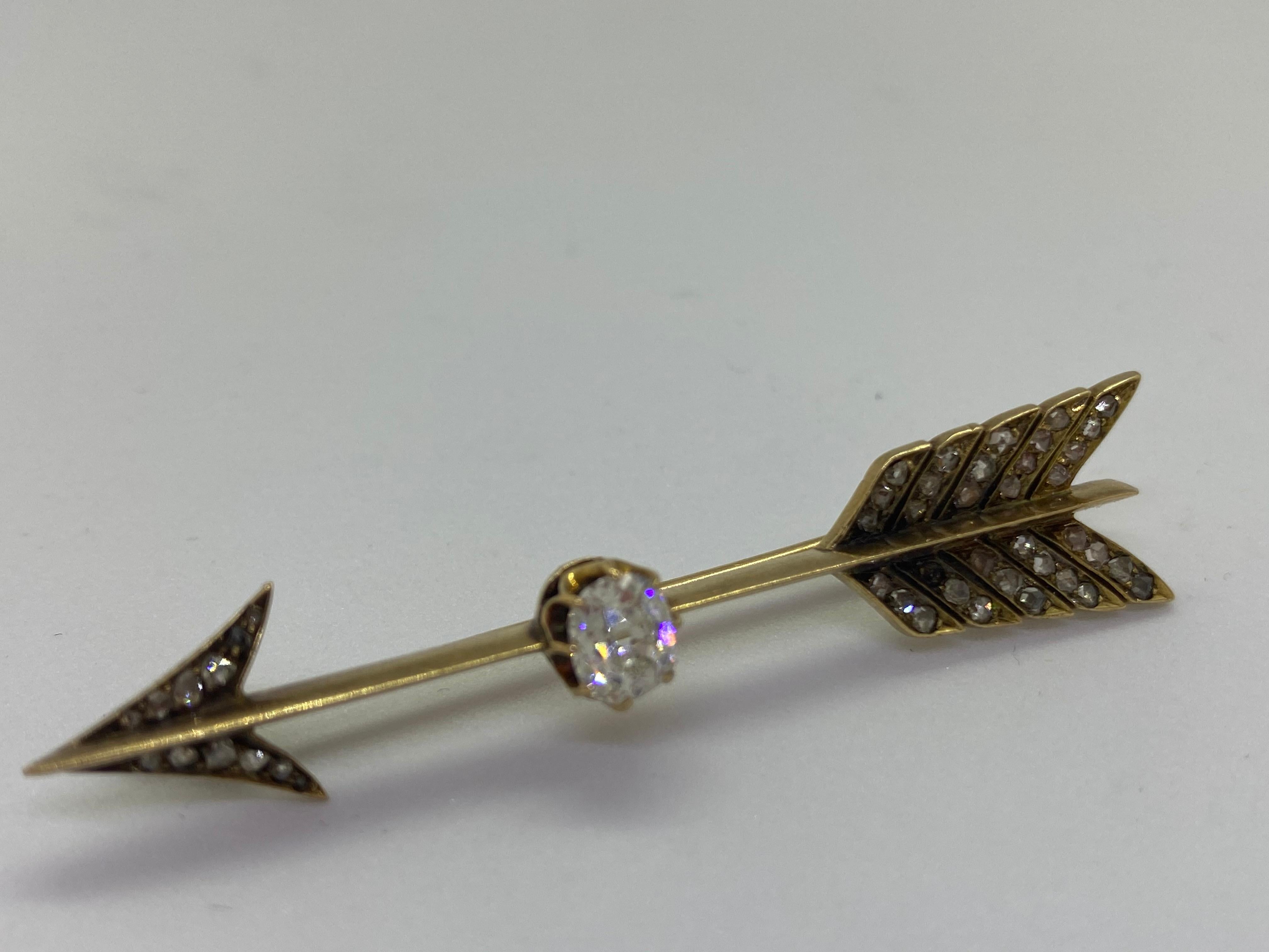 14 Karat Yellow Gold Russia Rose Cut Stones Diamond Arrow Brooch In Good Condition For Sale In Orimattila, FI