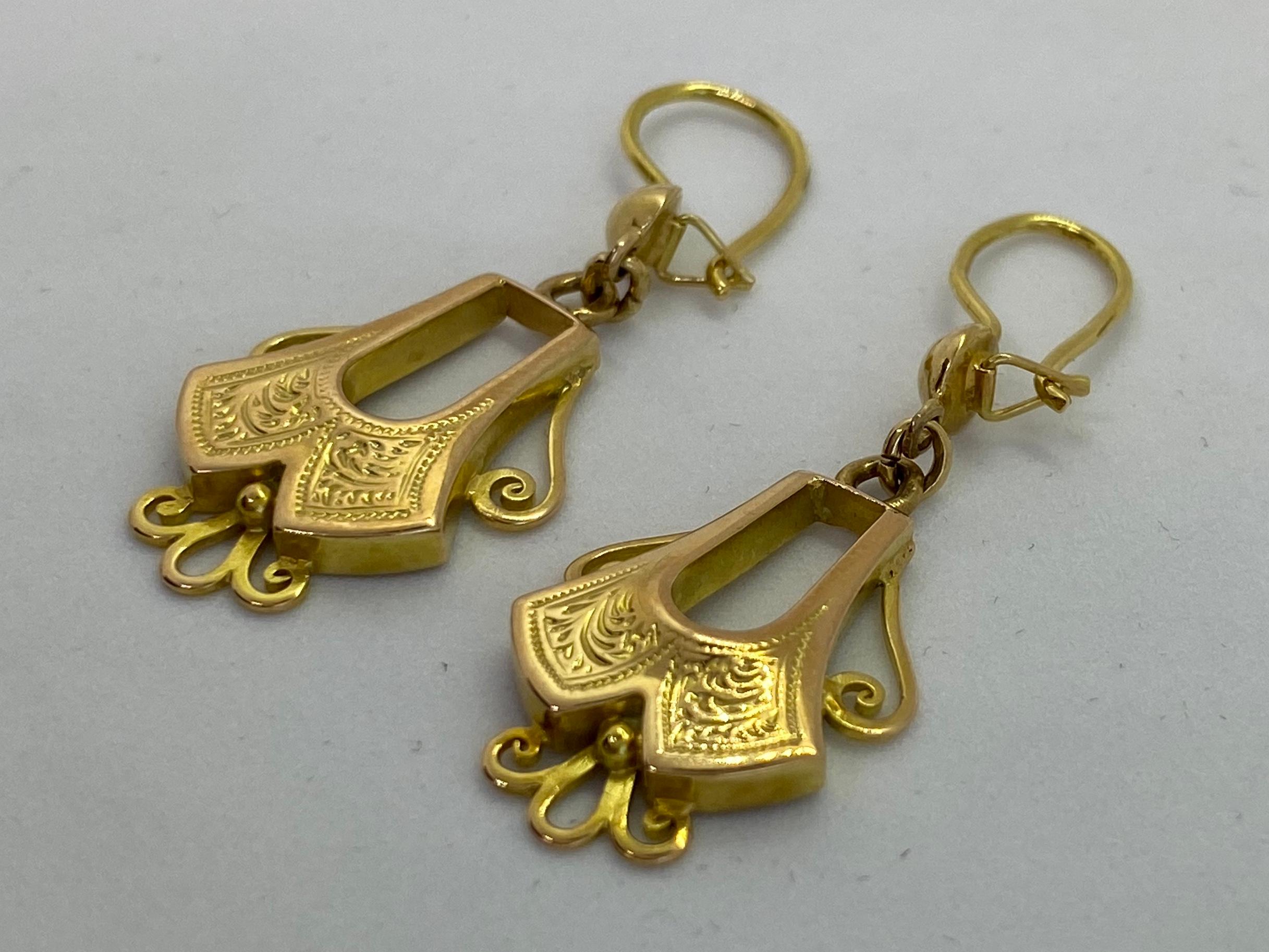 14 Carat Yellow Gold Saint Petersburg Engraving Decoration Drop Earrings
14k, Russian Gold stamp 56
Width 1.65cm, Length 4.4cm, Depth 0.4cm