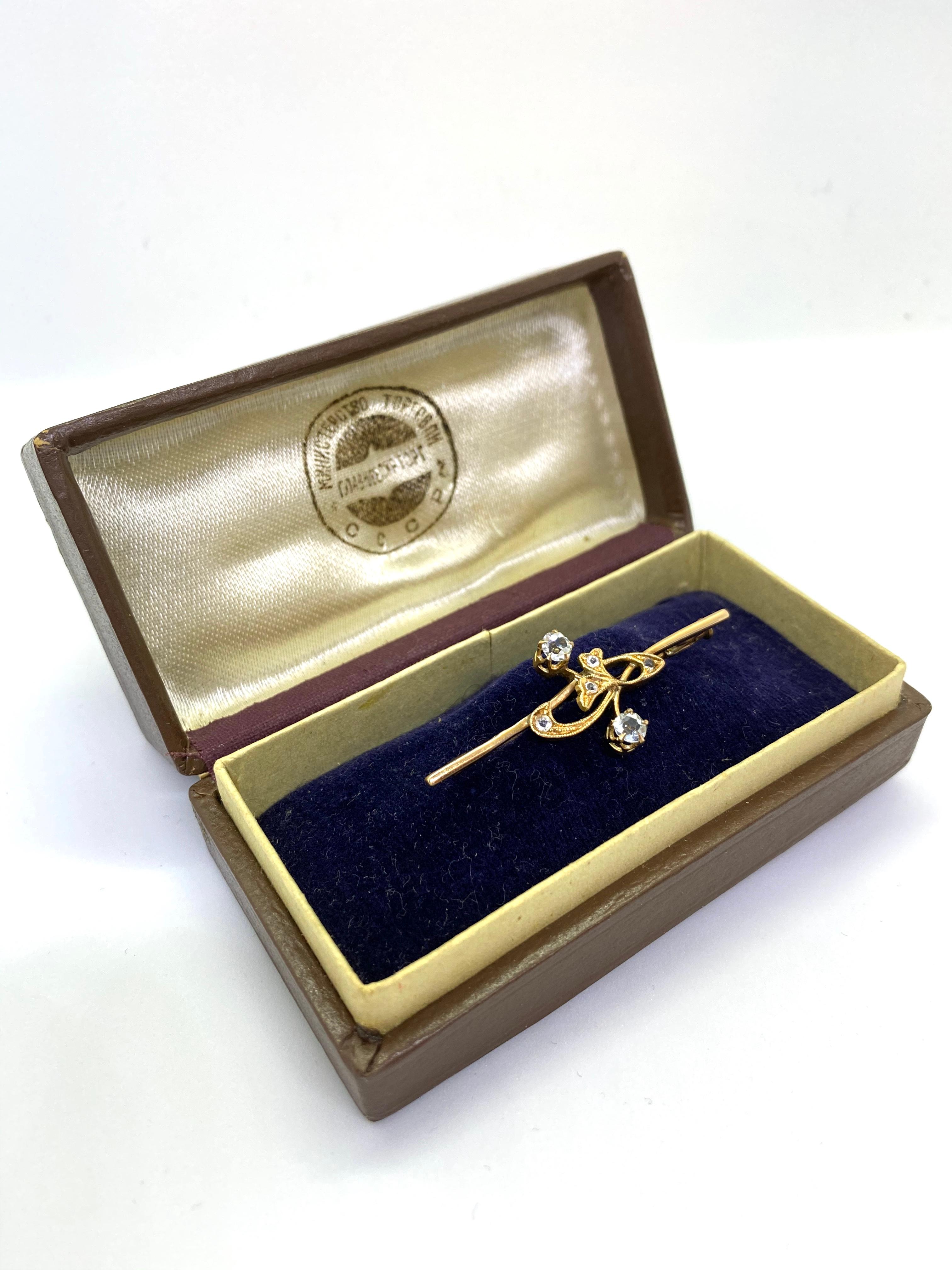 Broche de oro amarillo de 14 quilates con piedras Rusia CCCP
Sello de oro ruso 583
Anchura 1,7 cm, Longitud 4,7 cm, Profundidad 1,0 cm
Caja original