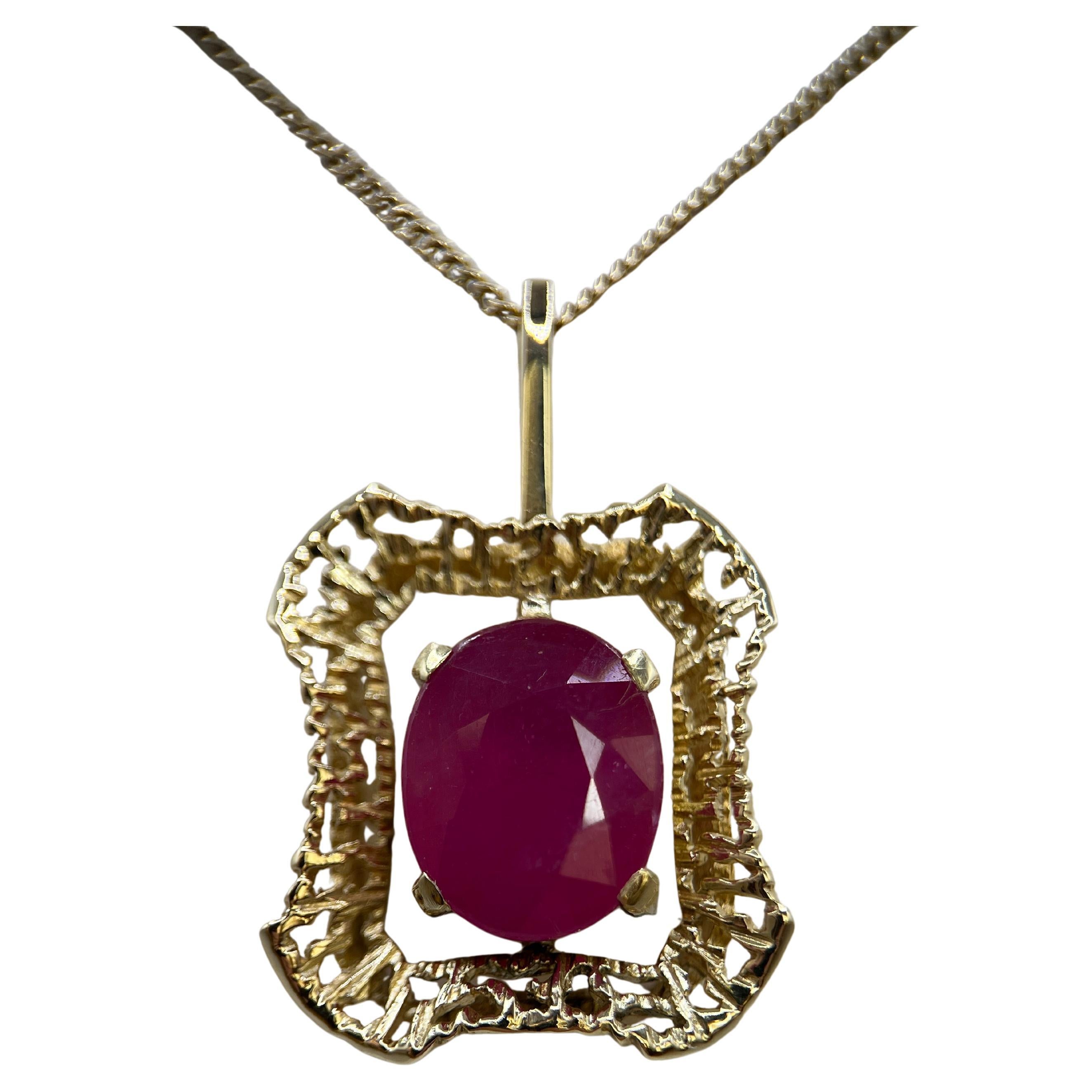 Adéntrate en la sofisticación atemporal con este exquisito collar vintage, elaborado en radiante oro amarillo de 14 quilates. La delicada cadena conduce con gracia a un cautivador colgante, donde un magnífico rubí de 5,20 quilates ocupa el centro
