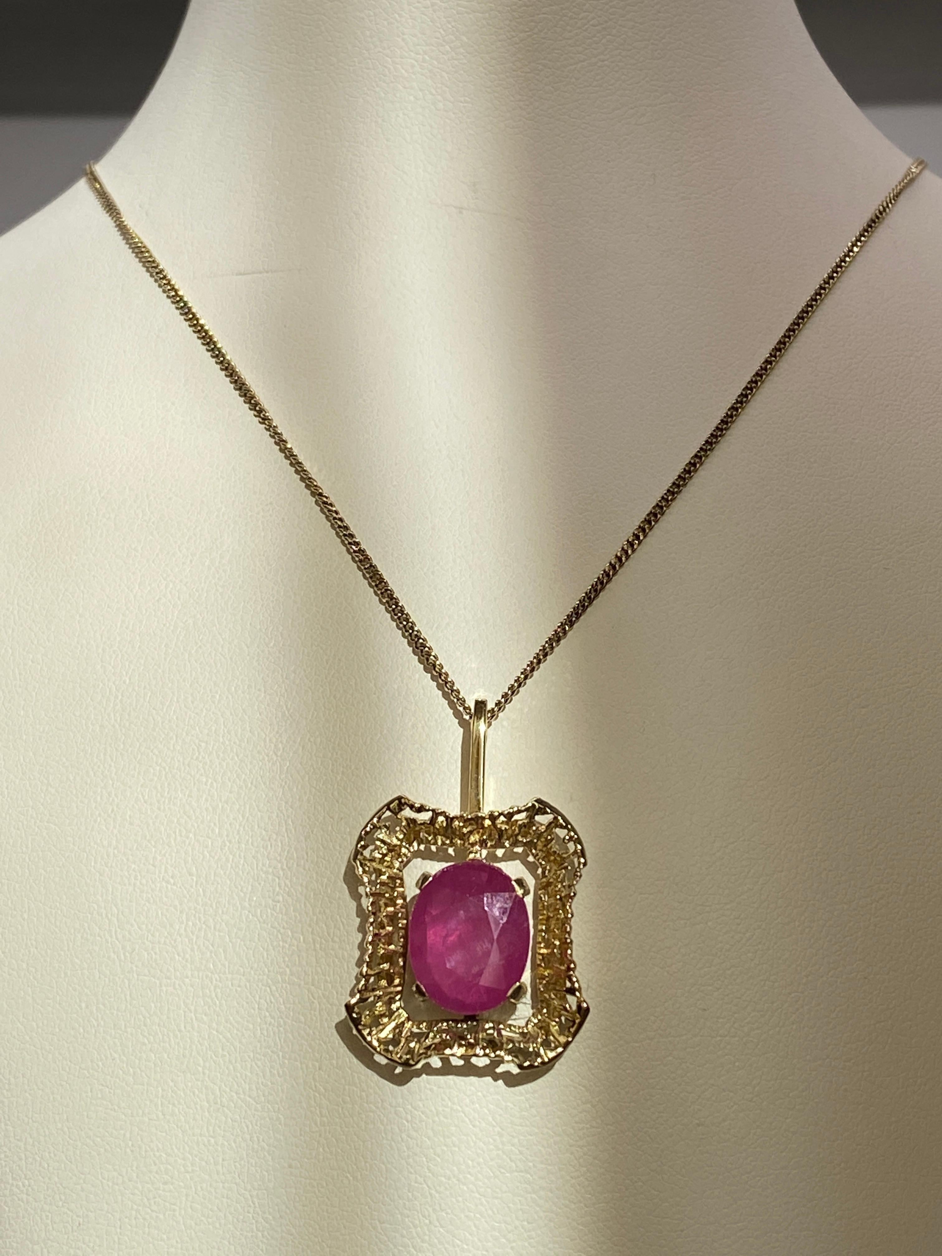 Collar Vintage de Oro Amarillo de 14 Quilates con Colgante - Rubí de 5,20 ct Retro en venta