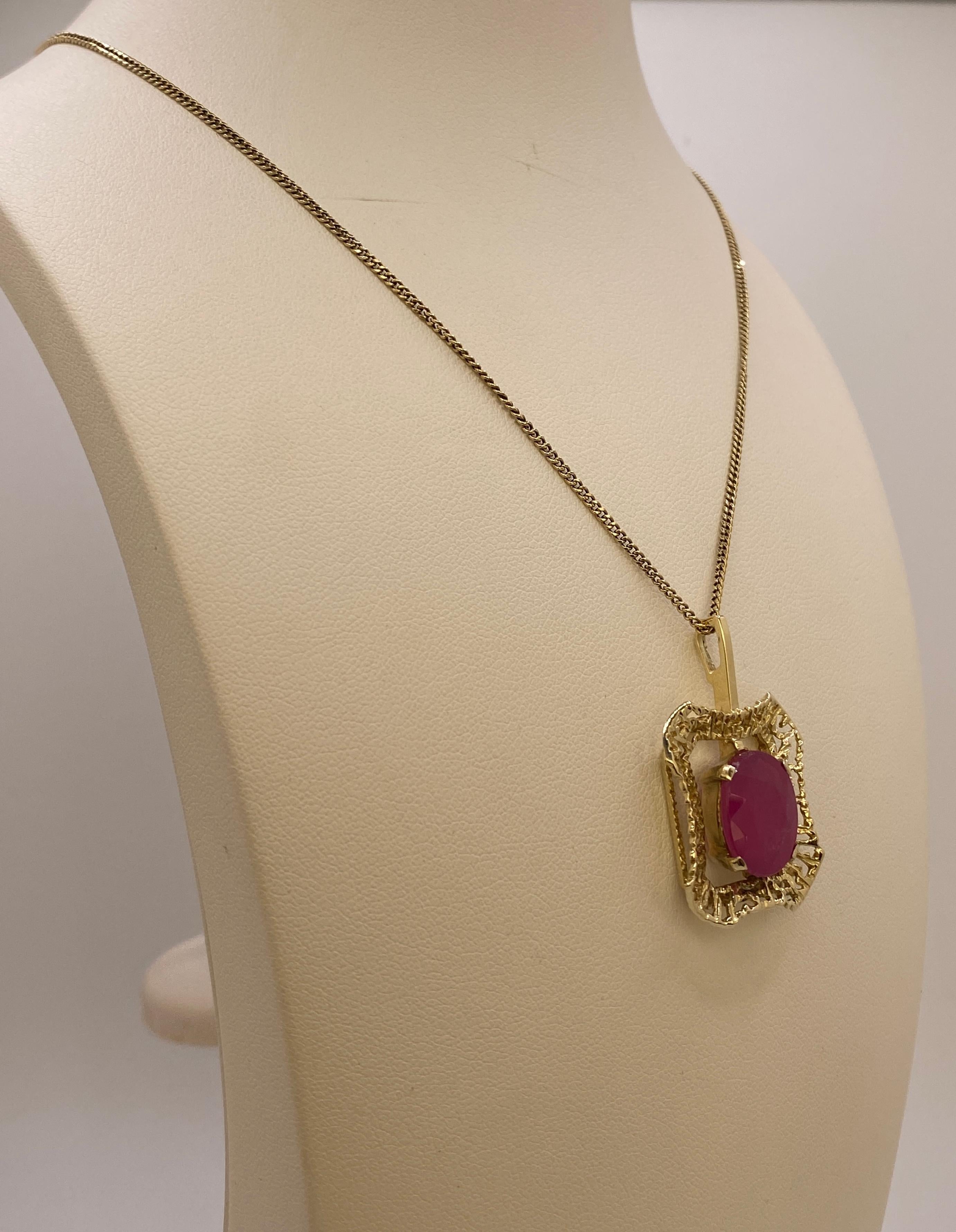 Collar Vintage de Oro Amarillo de 14 Quilates con Colgante - Rubí de 5,20 ct Corte oval en venta