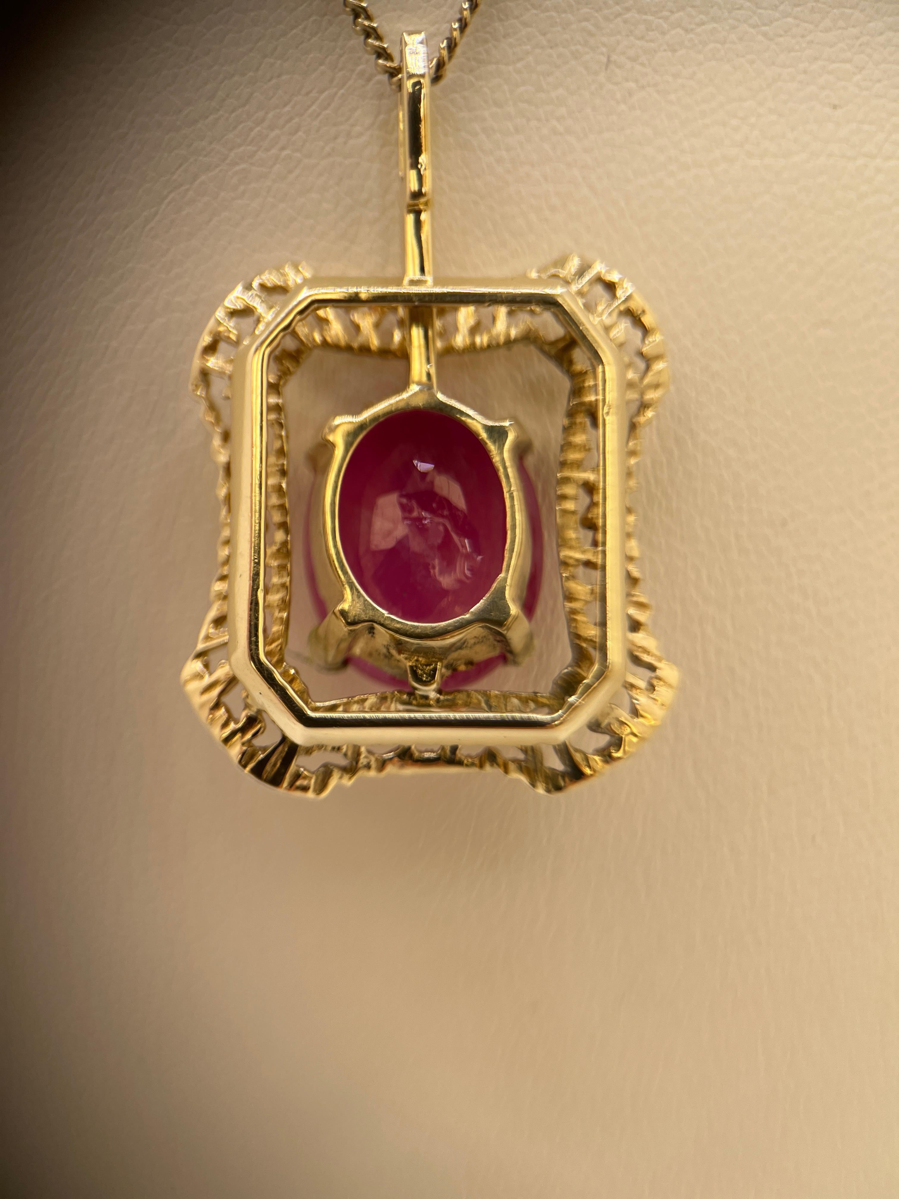 Collar Vintage de Oro Amarillo de 14 Quilates con Colgante - Rubí de 5,20 ct en venta 3