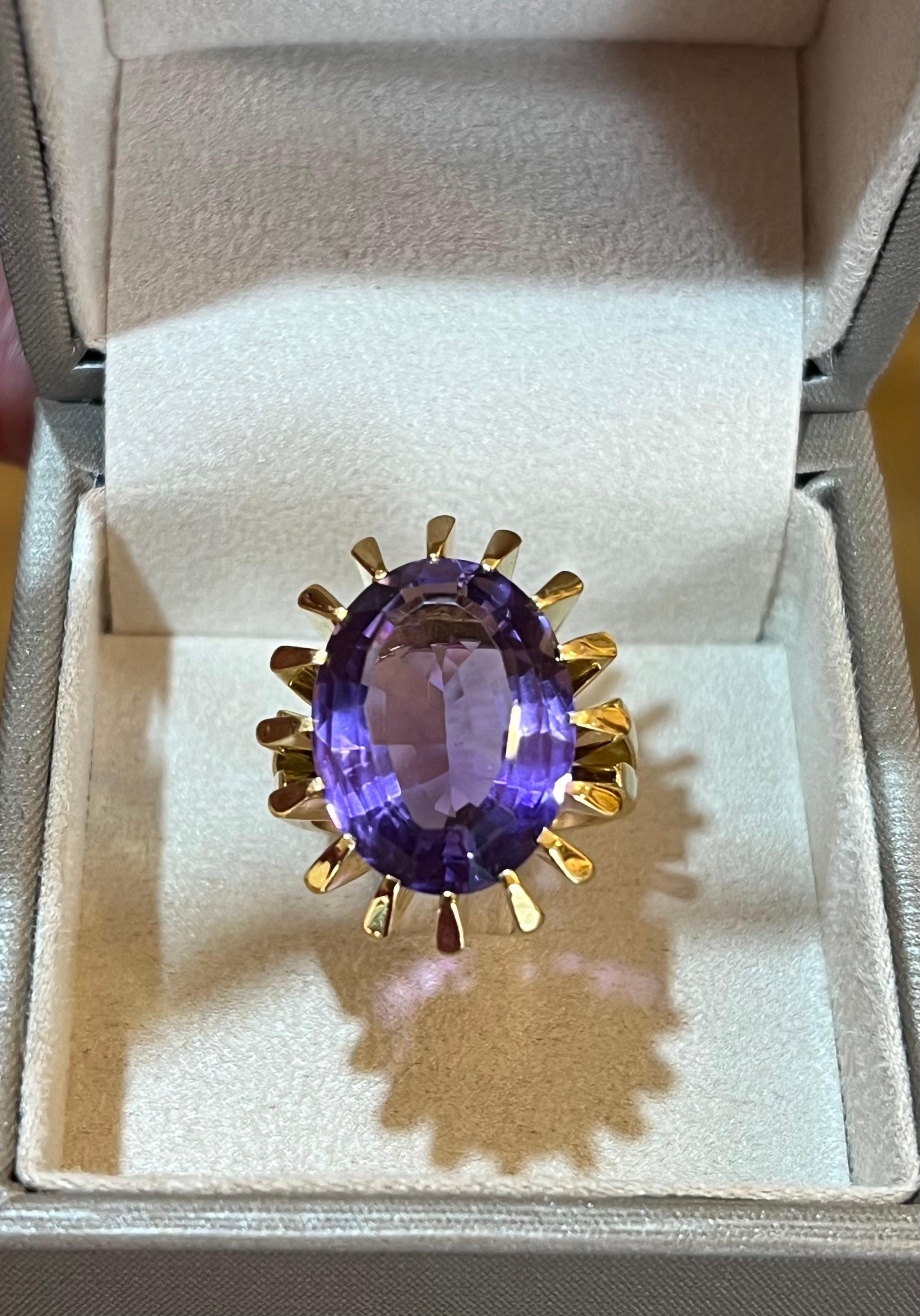 Oval 14 Carats Amethyst 18 Carats Yellow Gold Cocktail Ring In Excellent Condition For Sale In Paris, FR