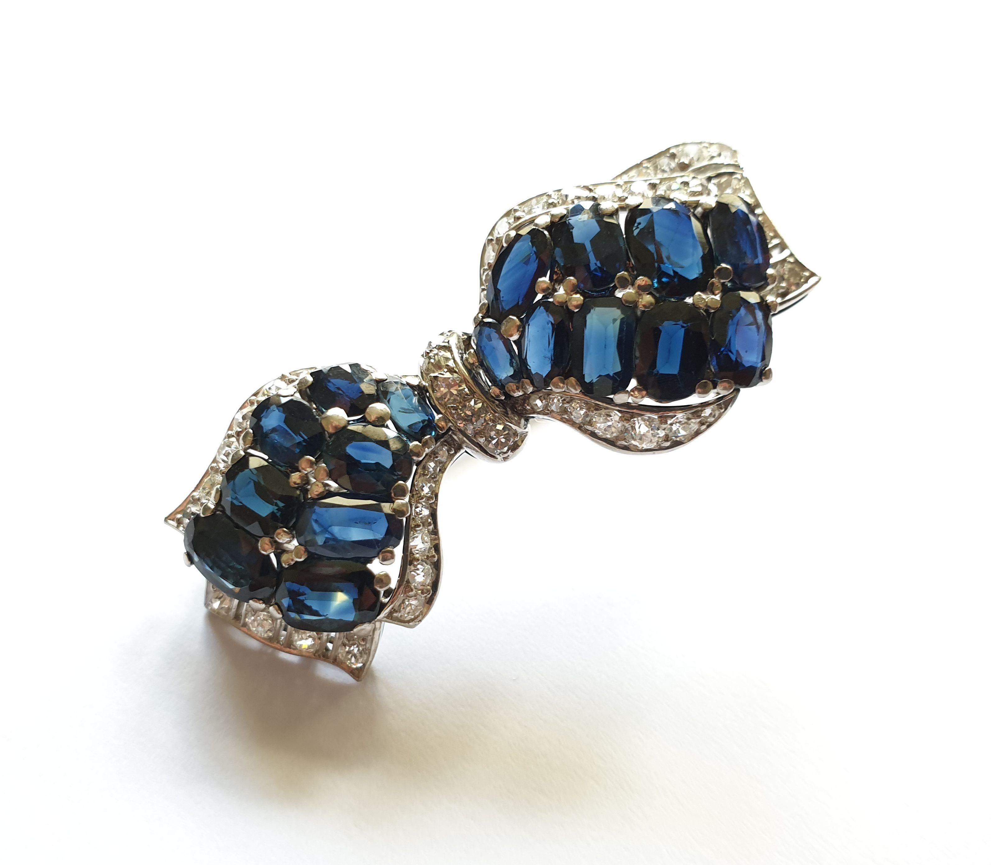 Taille ovale Broche en forme de nœud de 14 carats avec saphirs et diamants en vente