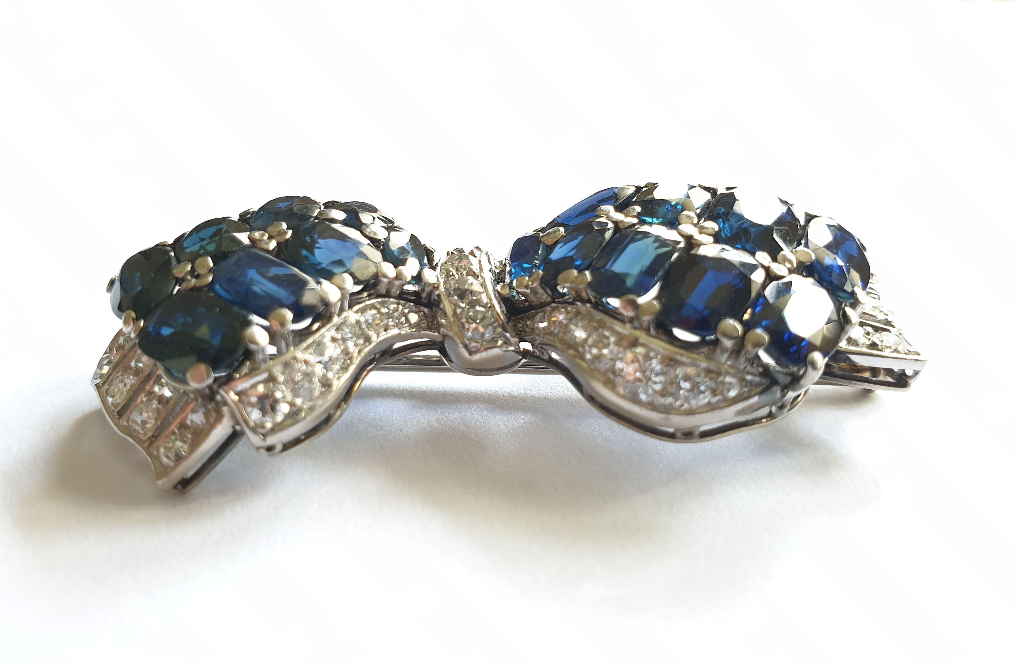 14 Carat Bow Brooch with Sapphires and Diamonds In Excellent Condition For Sale In Berlin, DE