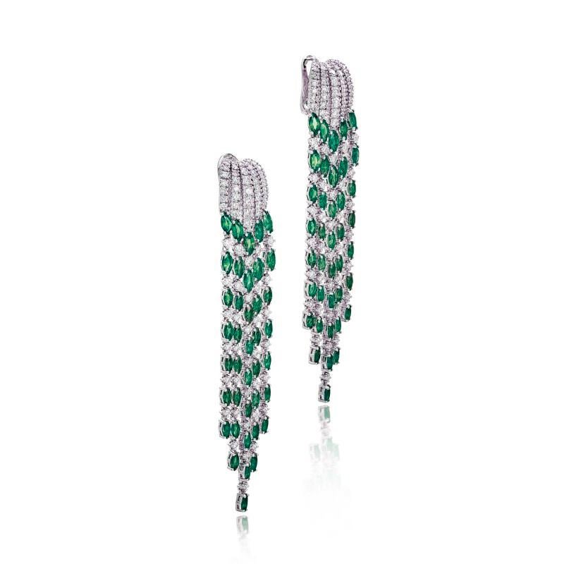 Ciascuno di essi è incastonato con 39 smeraldi a forma di marquise, decorati con diamanti a taglio brillante.

smeraldi per un peso totale di circa 9 carati
Diamanti per un peso complessivo di circa 5 carati

