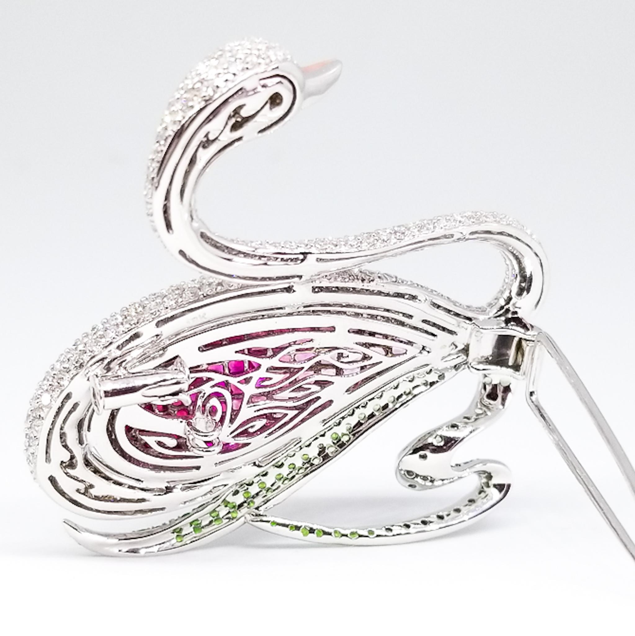 14+ Karat Edelstein verkrustet Swan Brosche Diamant Rubin Saphir Tsavorit Paraiba 18K (Gemischter Schliff) im Angebot