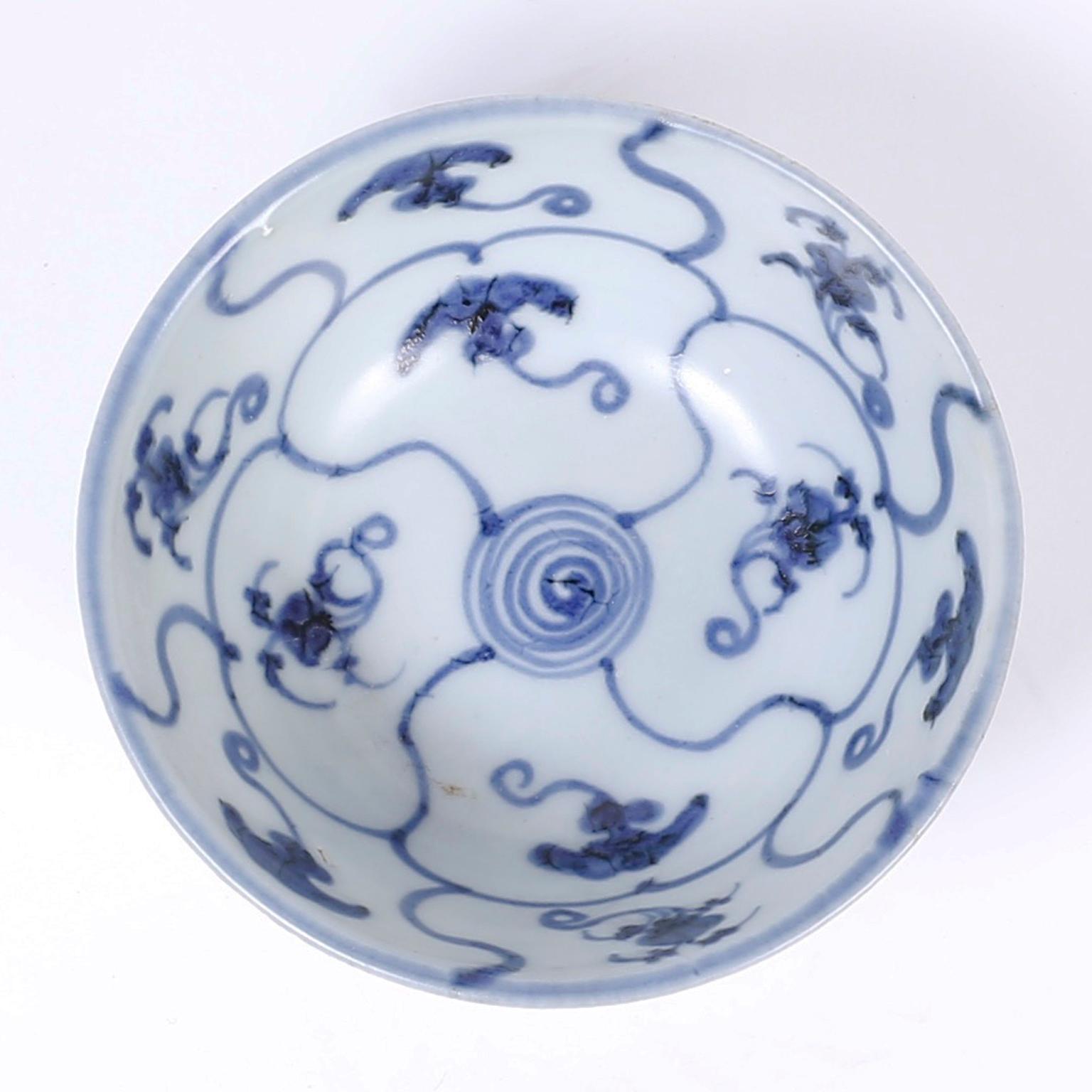Chinois 2 bols chinois en porcelaine bleue et blanche provenant du navire sauté « Tek Sing » en vente