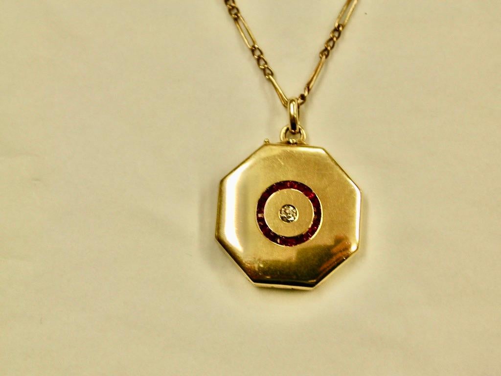 14 Ct Gold Art Deco Locket Set With Diamond And Rubies On 9ct Chain c.1920
Lovely octagonal locket with centre old cut diamond surrounded by small square cut rubies.
The mark inside is 585 which means 58.5 % Gold = 14 Ct Gold
The venetian style